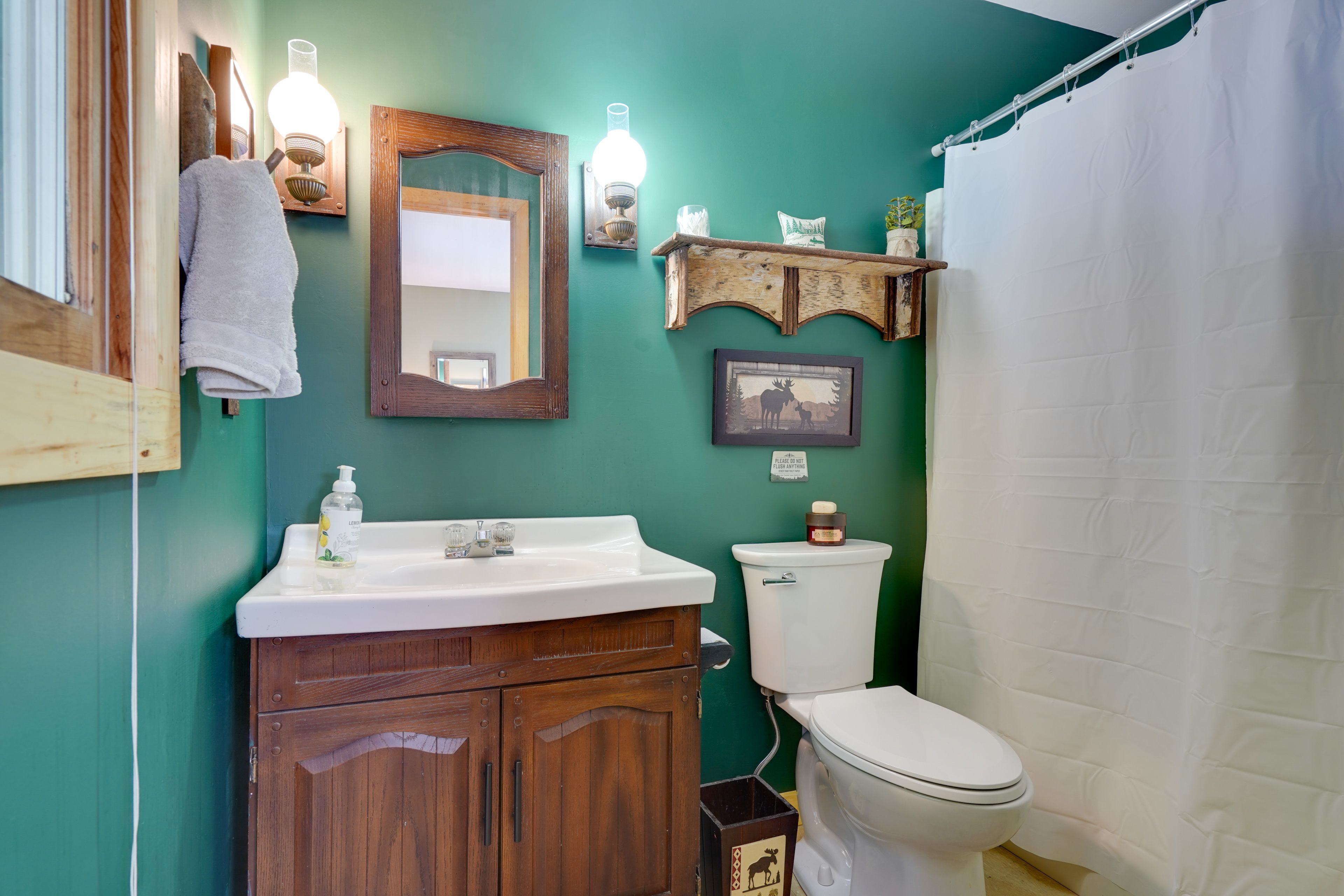 Full Bathroom | Towels Provided | Main Floor