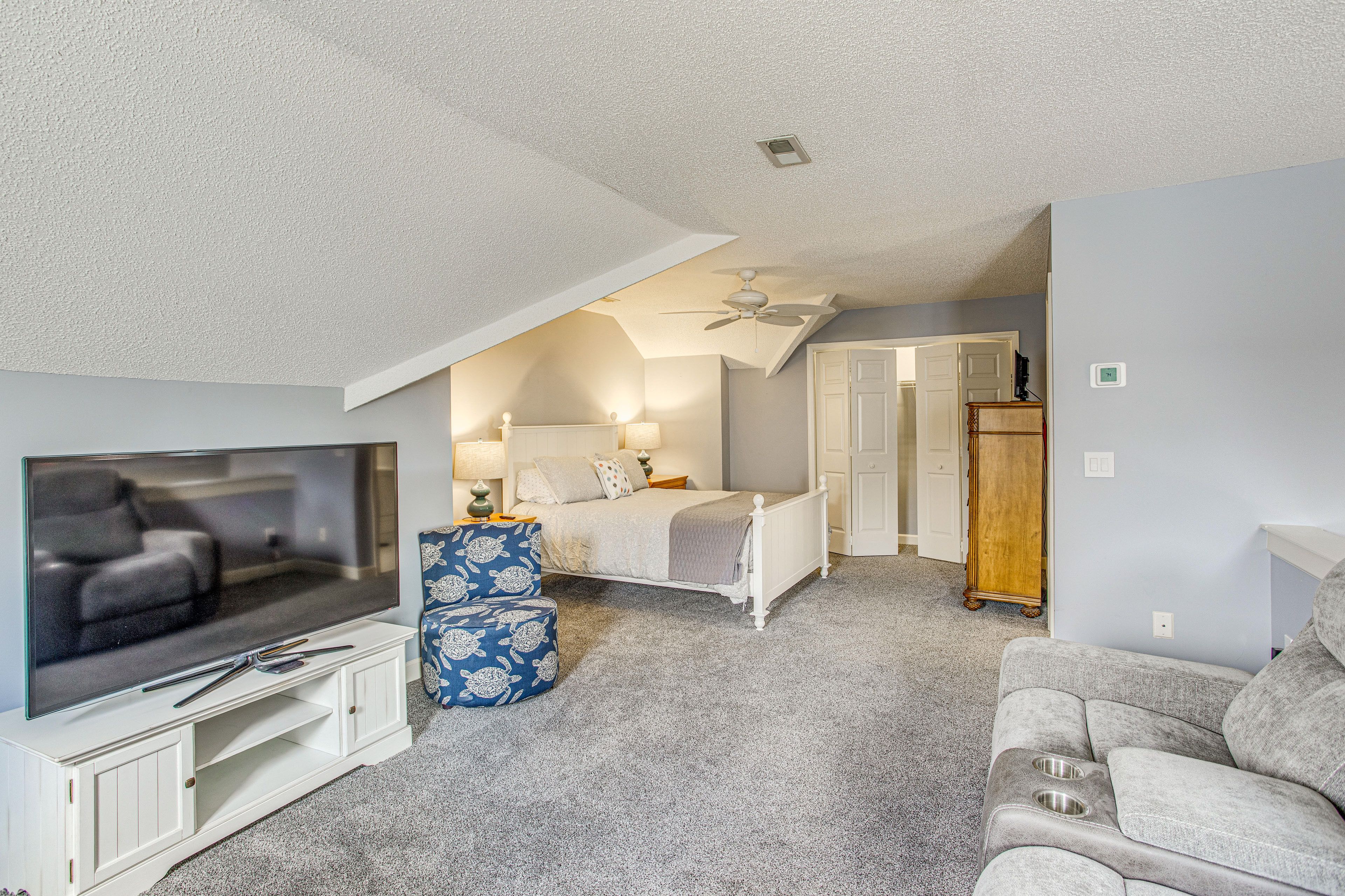 Bedroom 2 (Loft) | Queen Bed | Smart TV | 2nd Floor