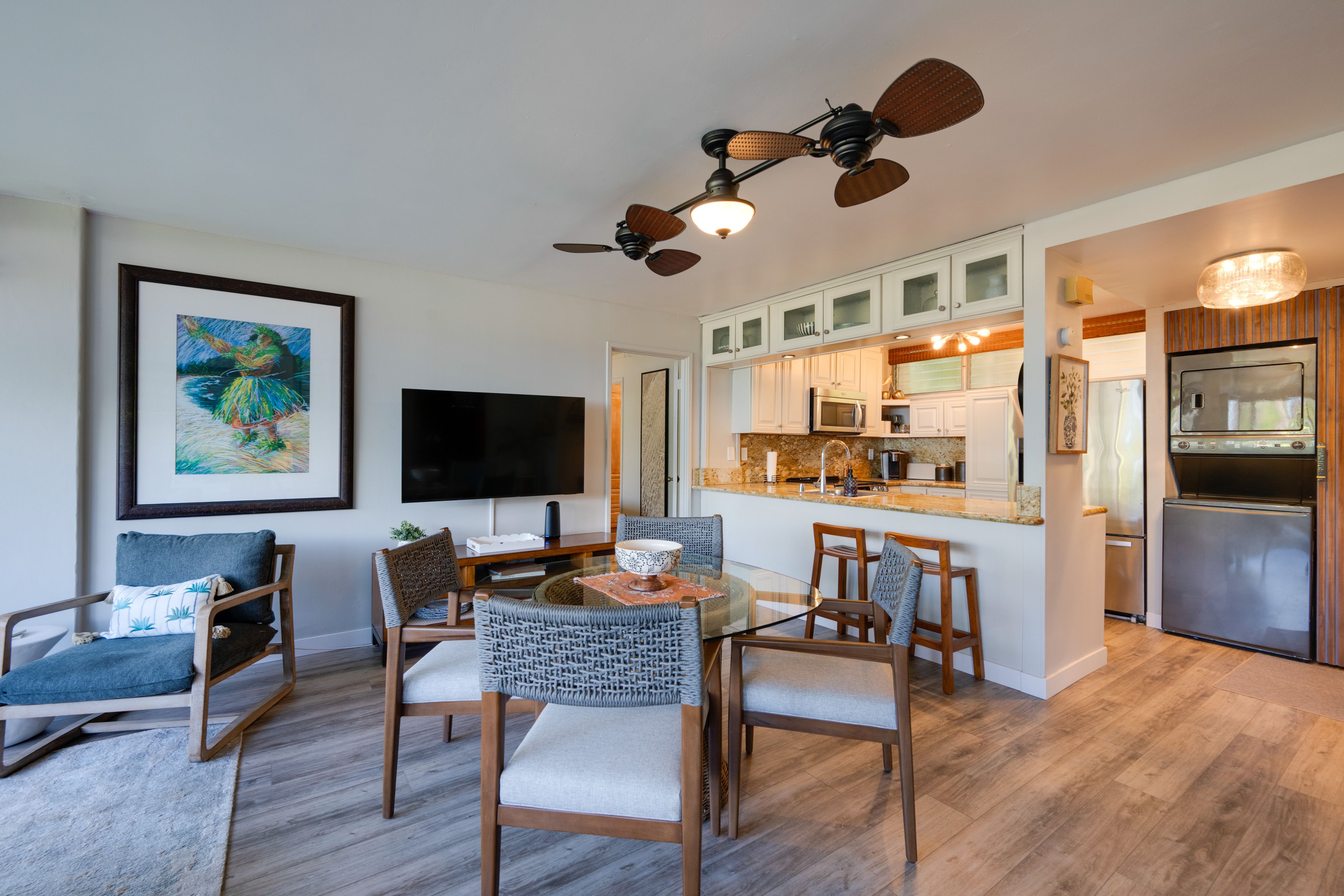 Dining Area & Kitchen | Free WiFi