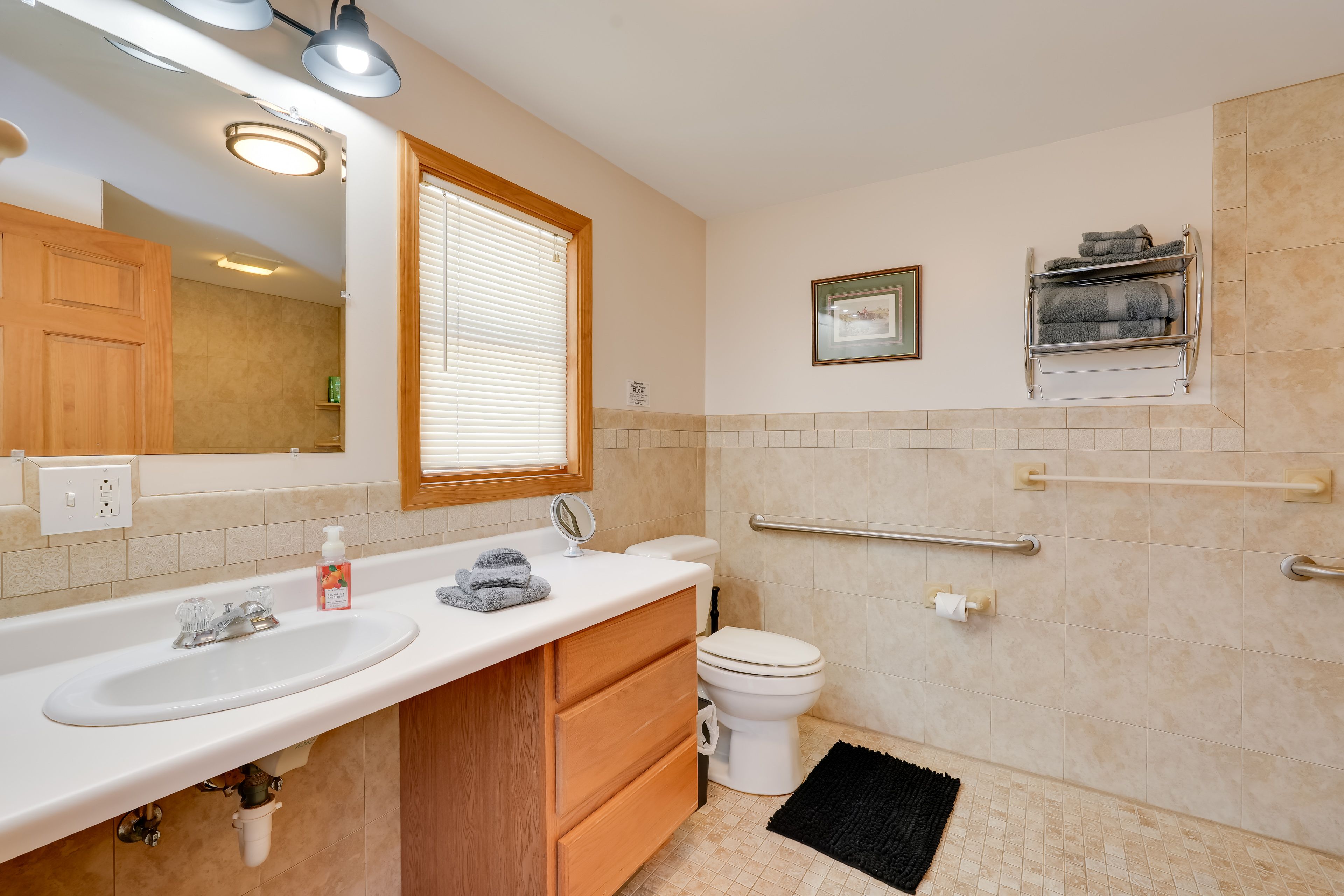 Full Bathroom | Towels Provided