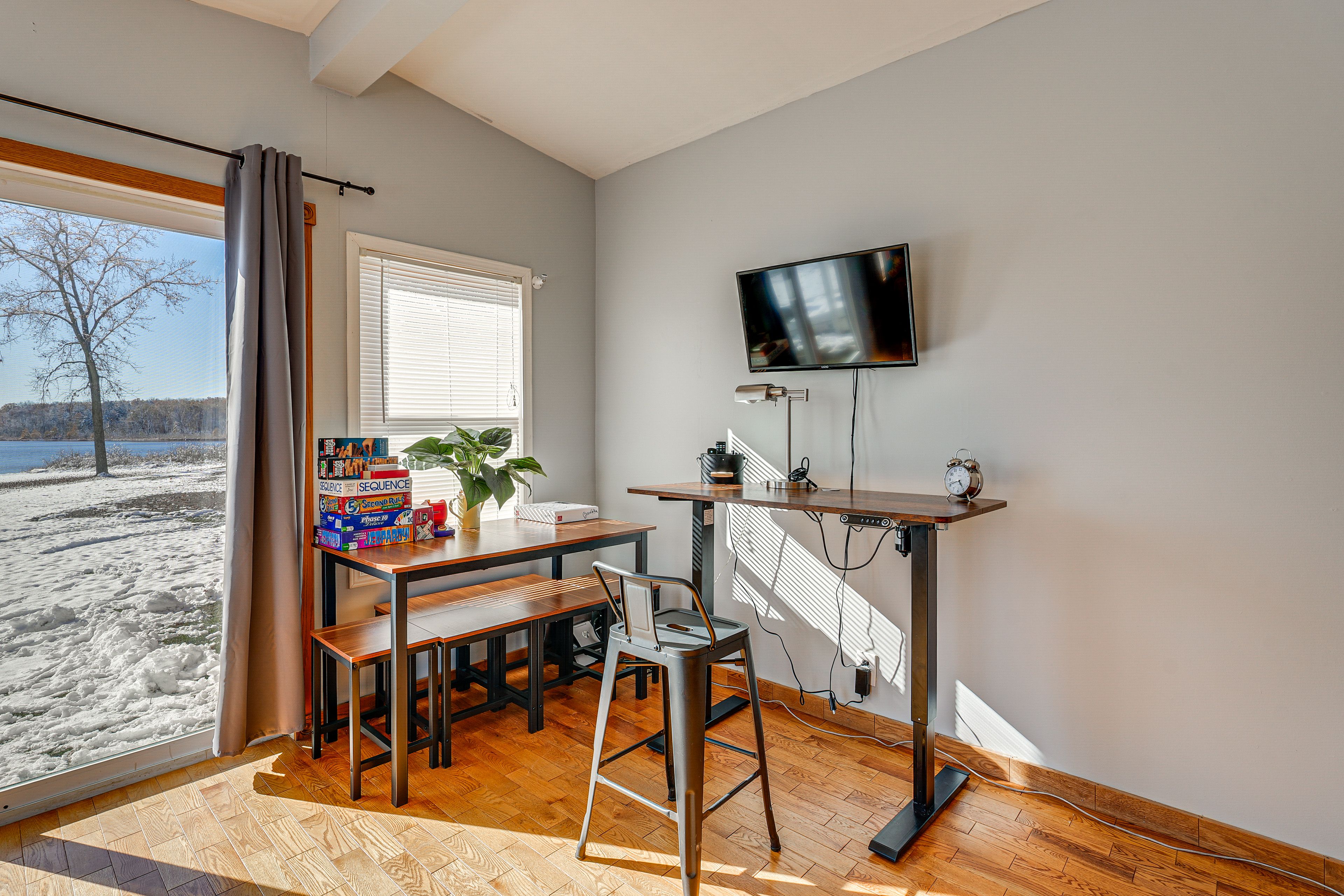 Game Room | Laptop Workspace | Smart TV