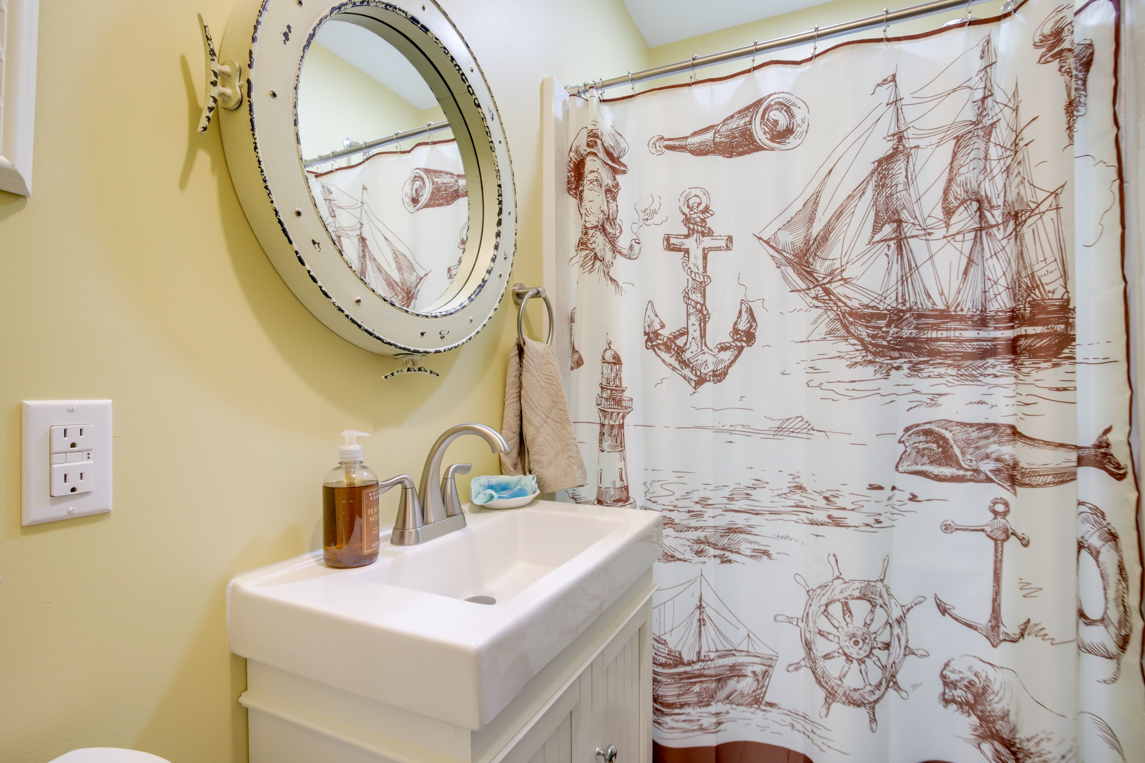 Full Bathroom | Complimentary Toiletries | Towels Provided