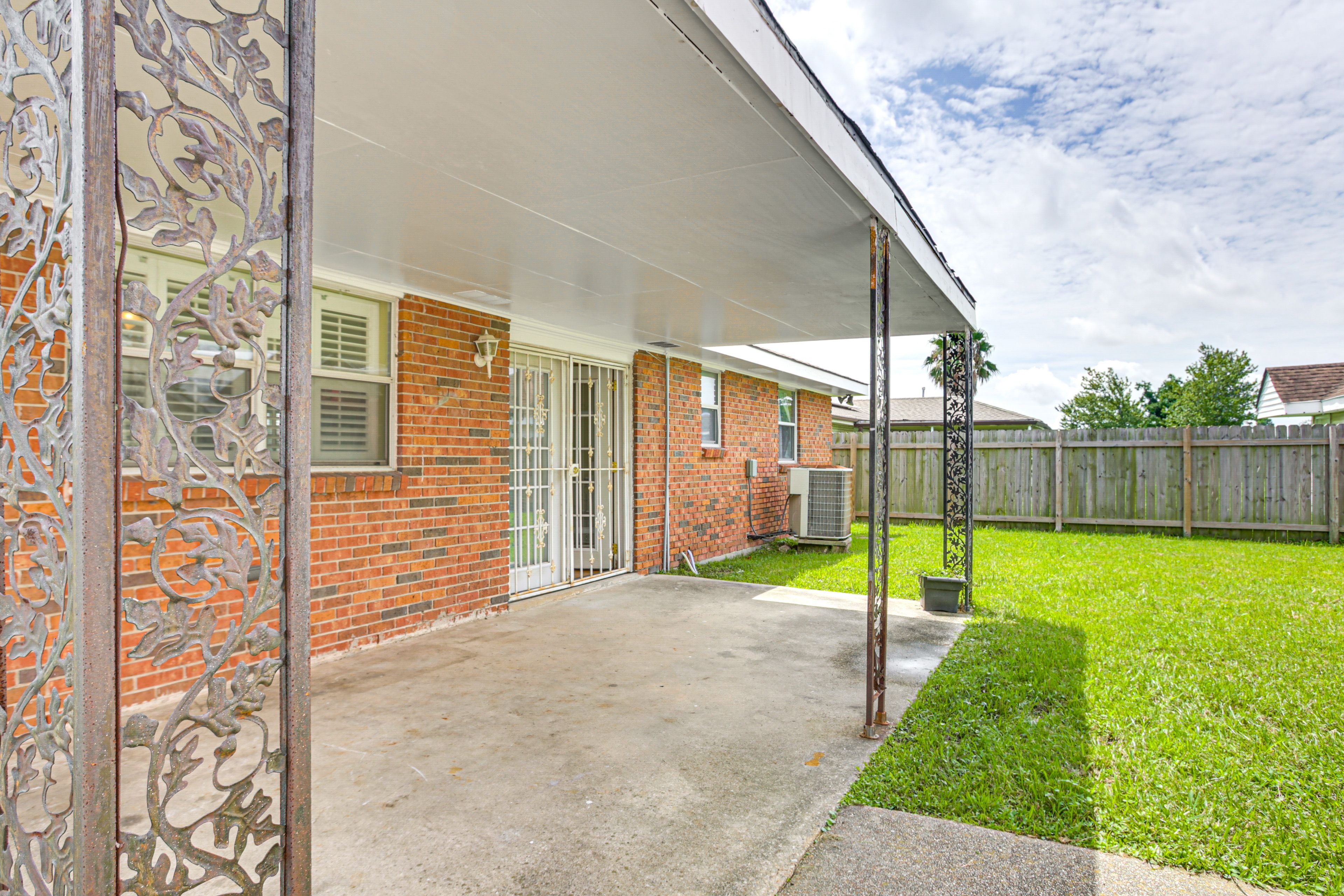 Covered Patio | Fenced Backyard | 2 Mi to Audubon Louisiana Nature Center