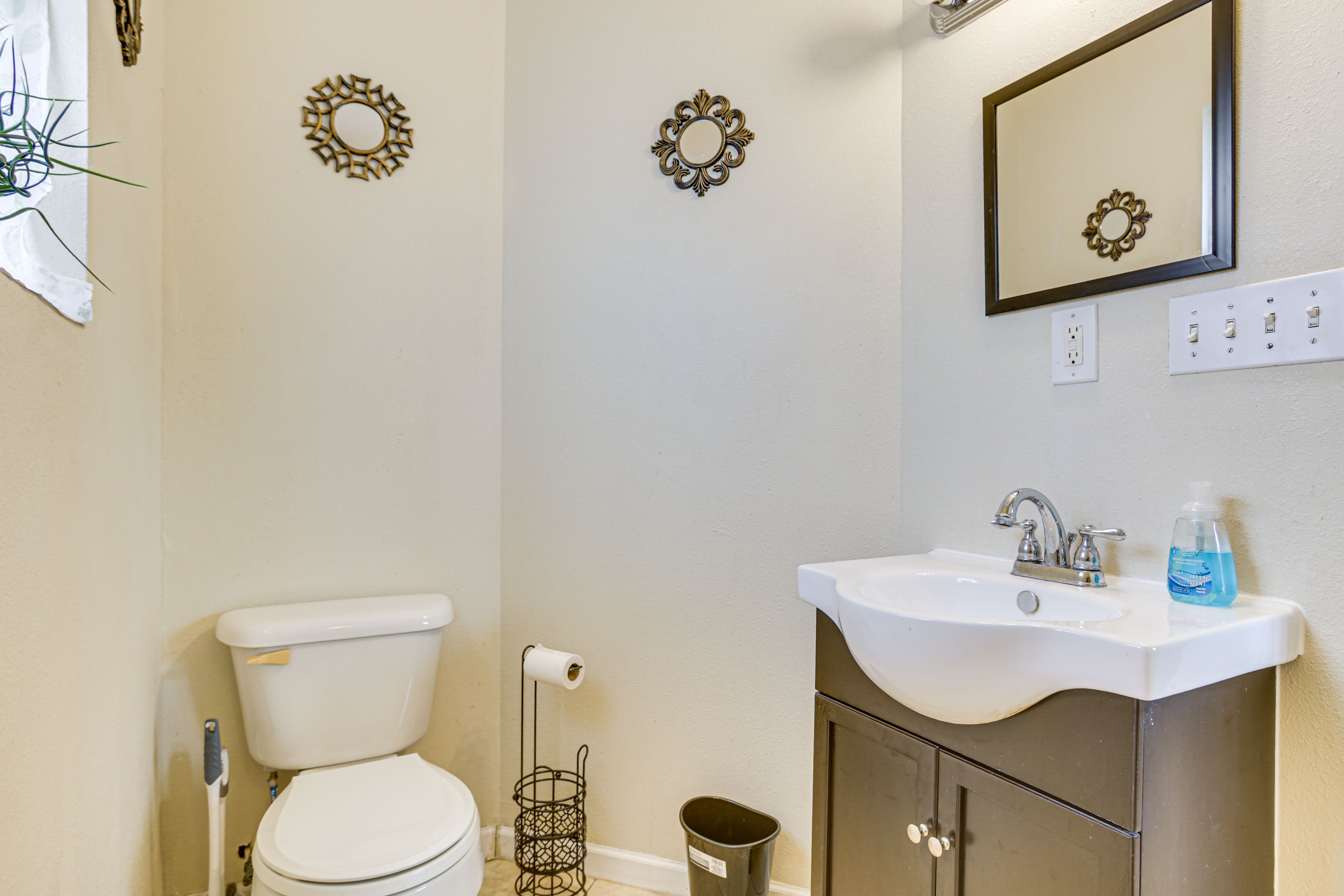 En-Suite Bathroom | Jetted Tub | Towels Provided