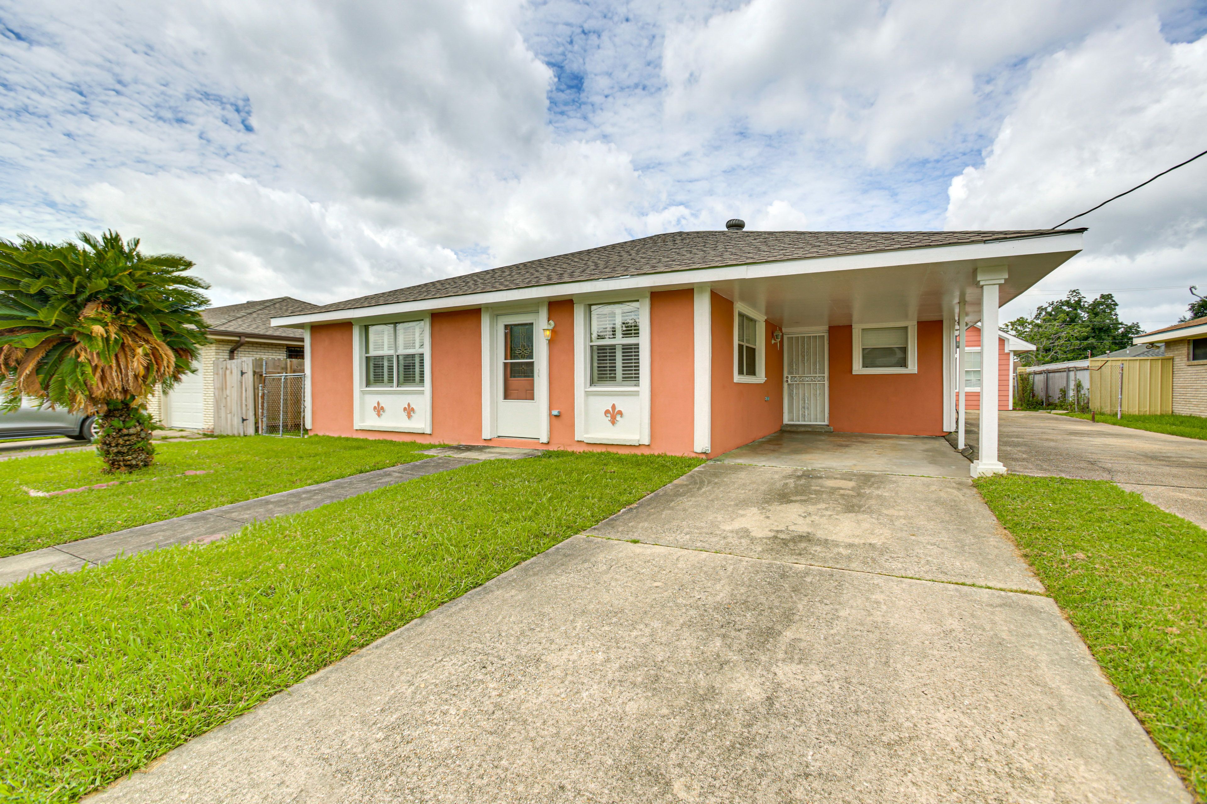 Exterior | 10 Mi to Bourbon Street