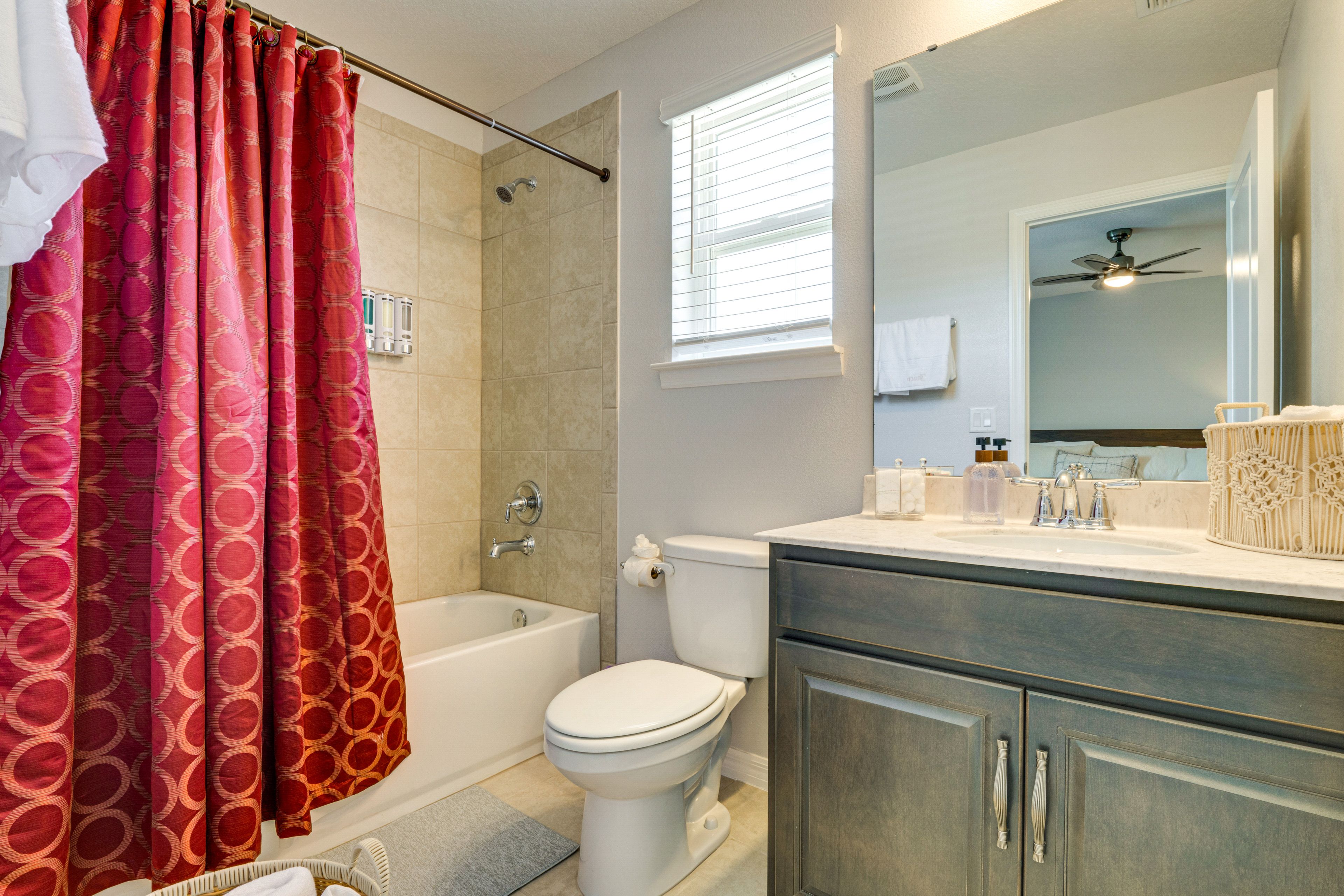 Full Bathroom | Complimentary Toiletries | Towels Provided | 2nd Floor