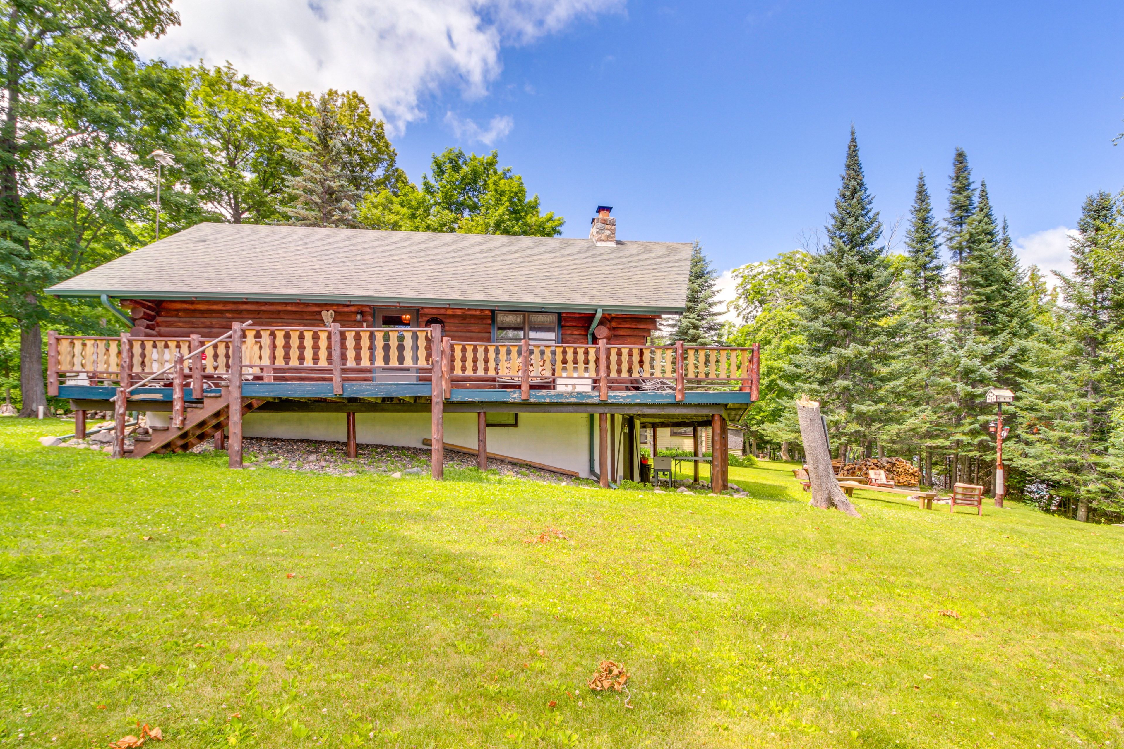 Cabin Exterior | Private Yard | Fire Pit | Disc Golf Basket | Badminton Net