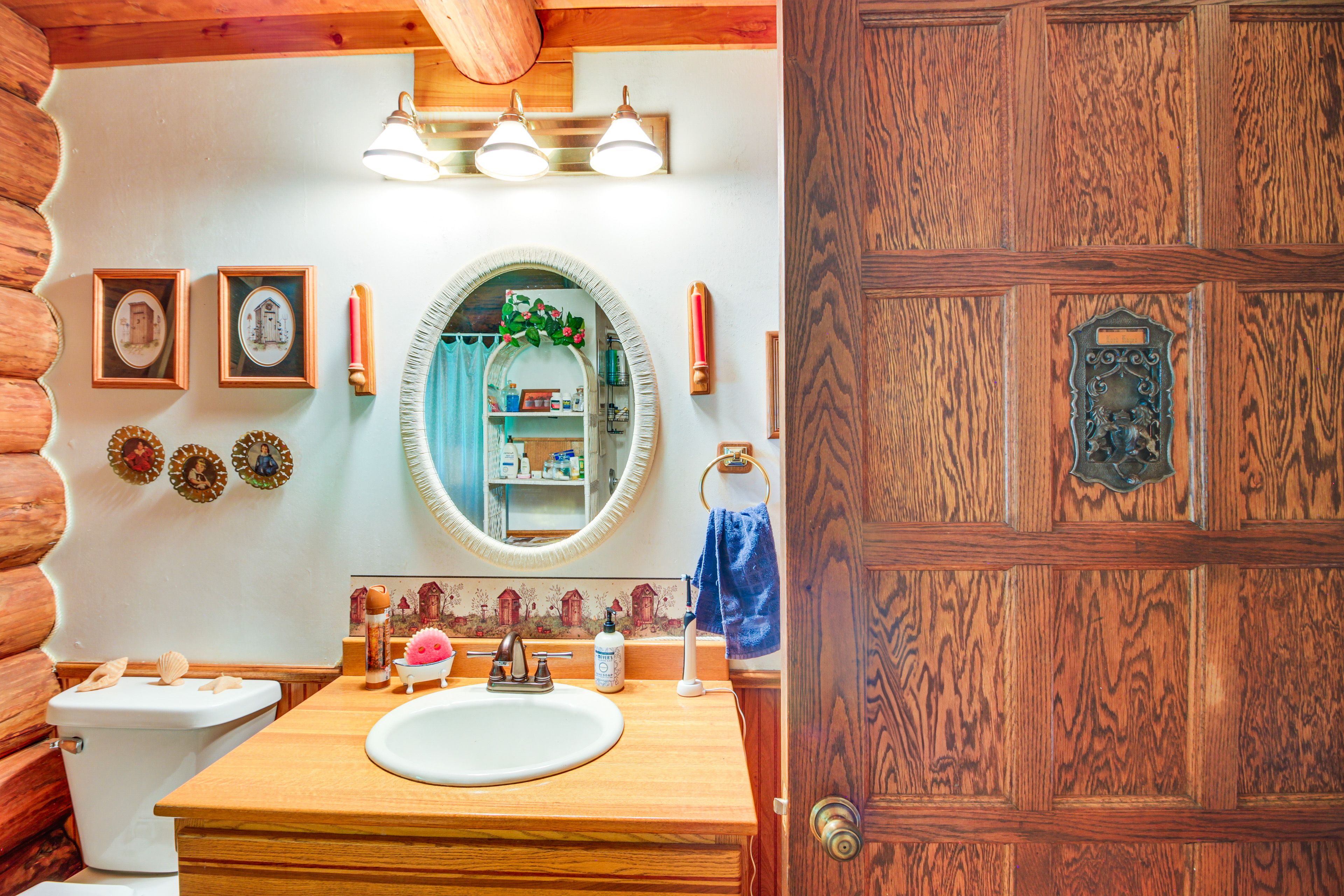 Full Bathroom | Towels Provided | Main Floor