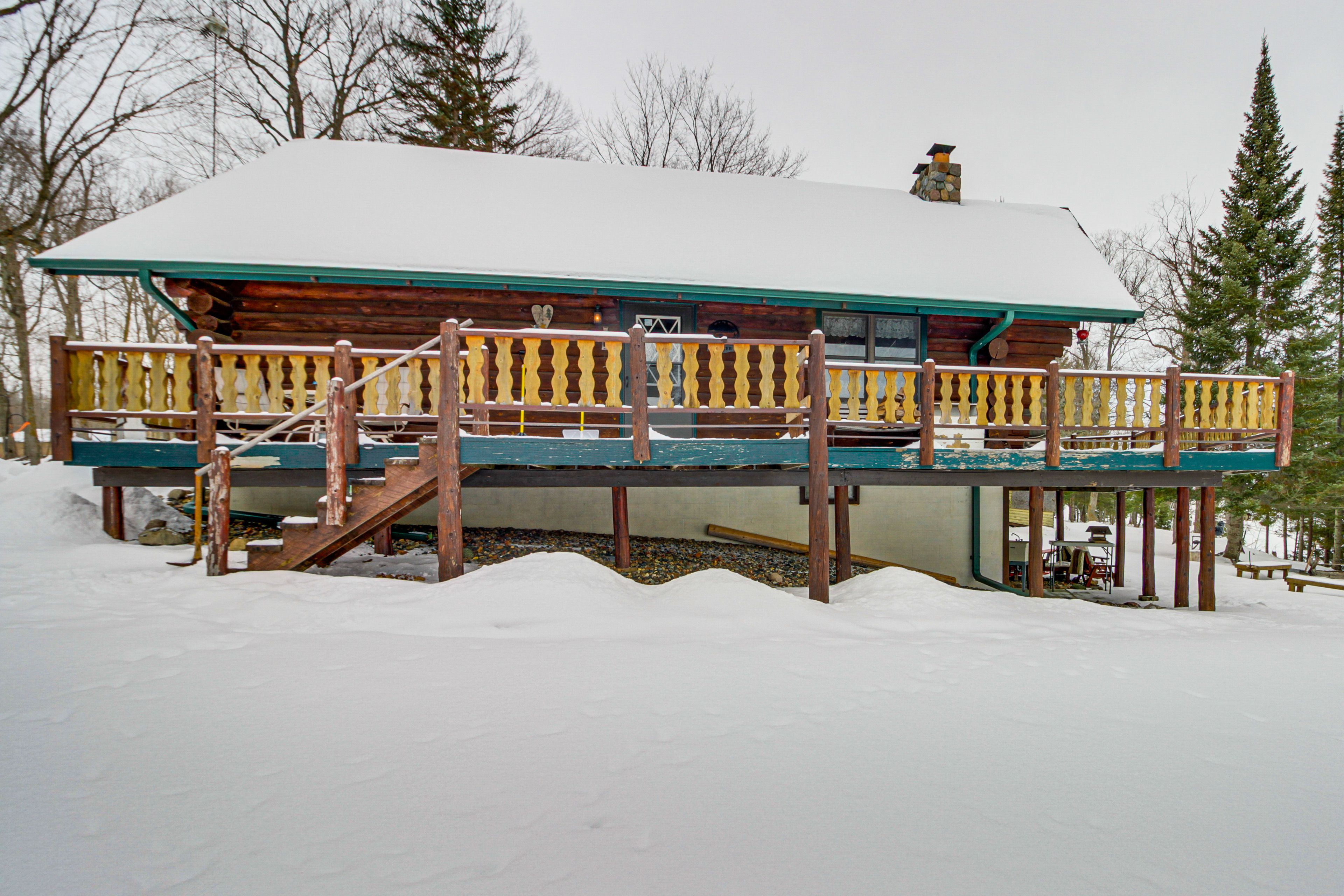 Cabin Exterior | Private Yard | Fire Pit | Disc Golf Basket | Badminton Net