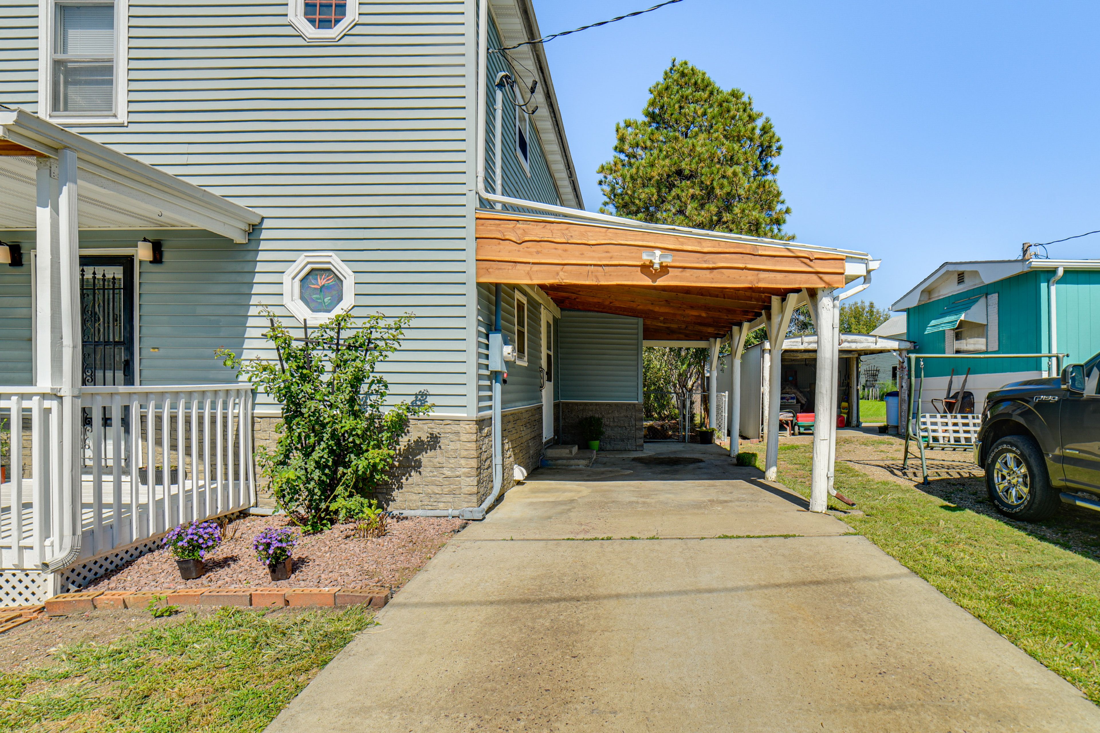 Parking | Carport (1 Vehicle) | Driveway (1 Vehicle) | Gravel Area (4 Vehicles)