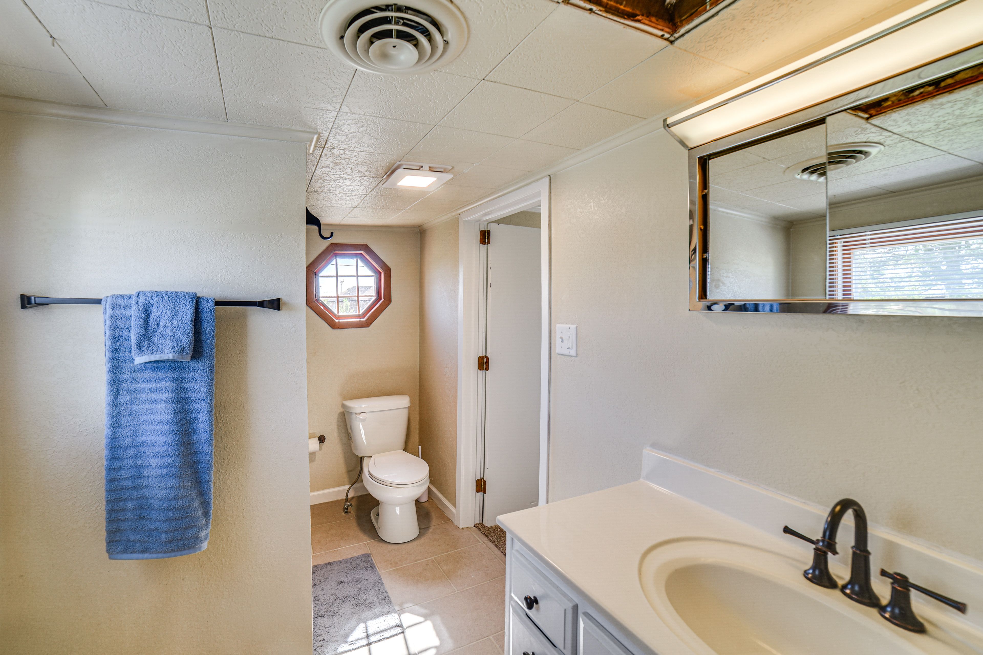 En-Suite Bathroom | Bathtub/Shower | Upper Level