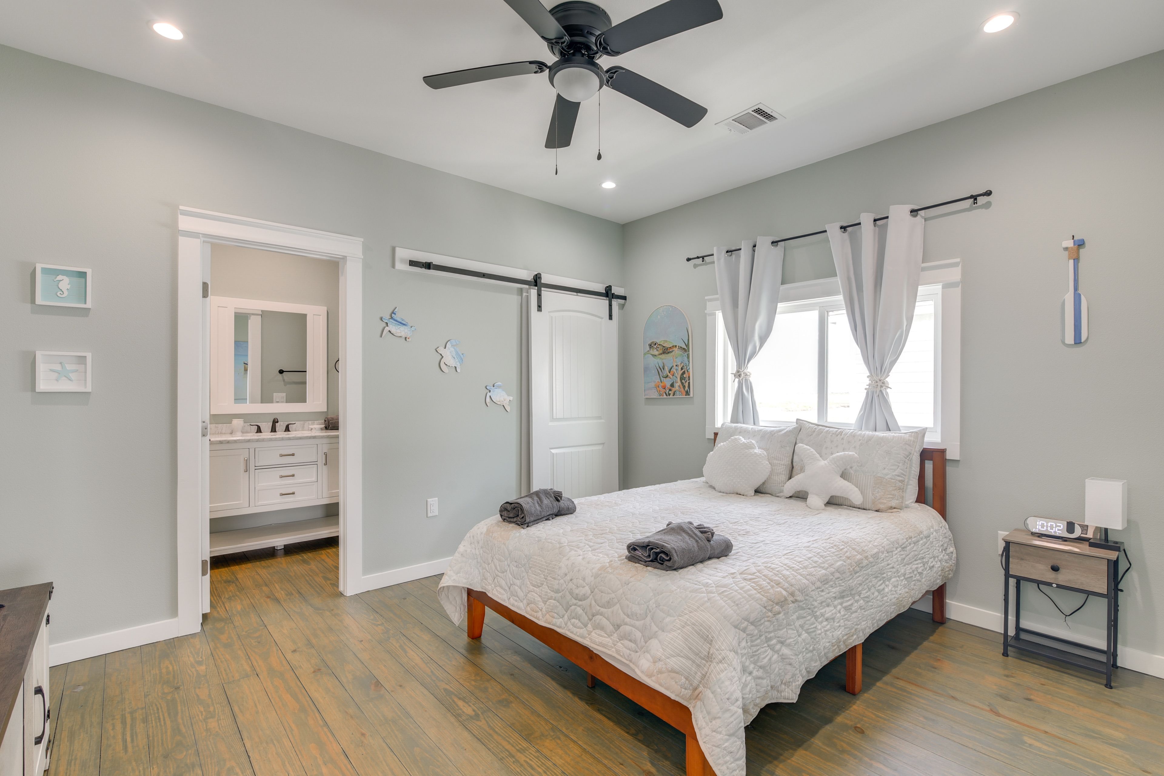 Bedroom 1 | Queen Bed | Smart TV | Main Level