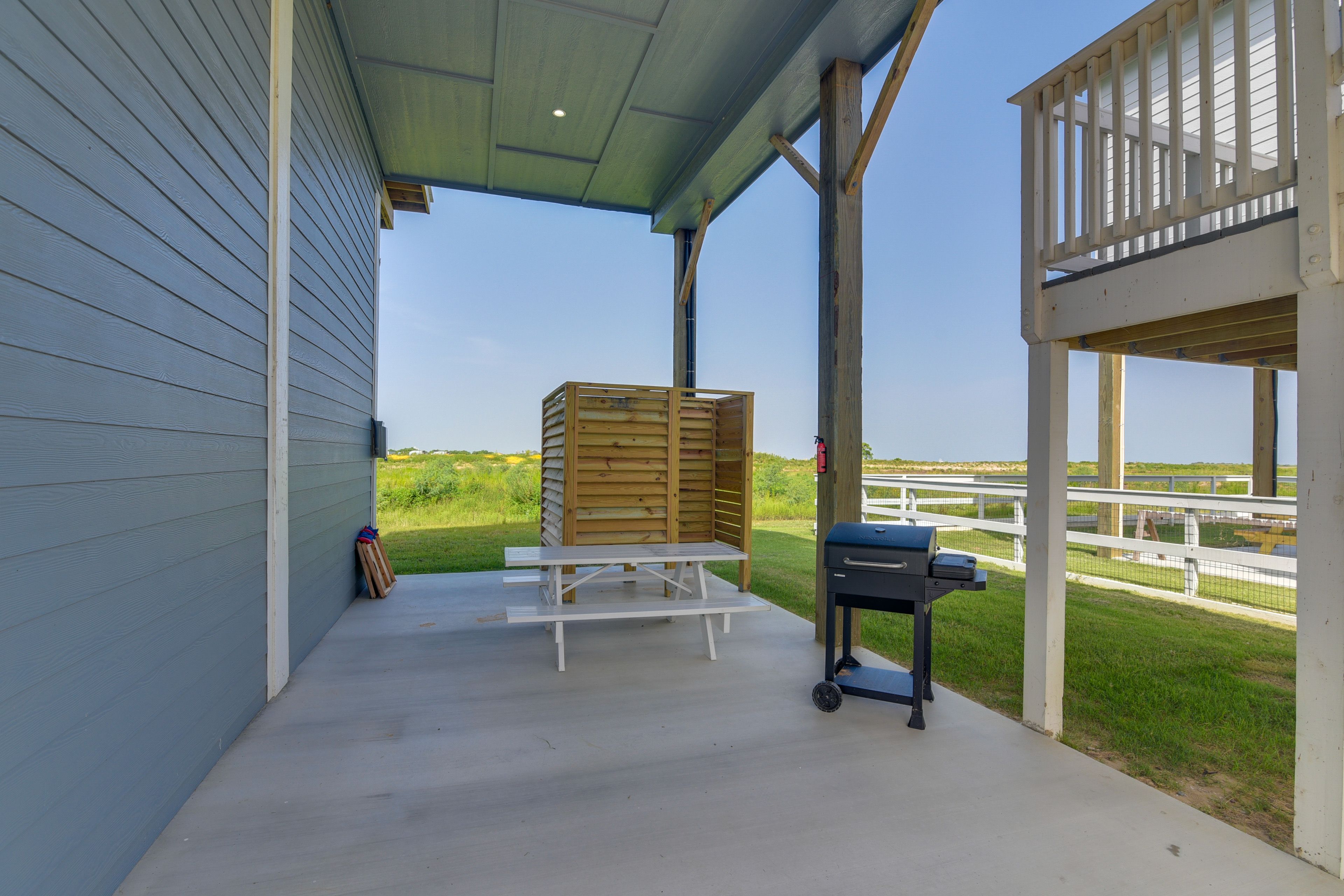 Covered Patio | Cornhole | Charcoal Grill | Picnic Table