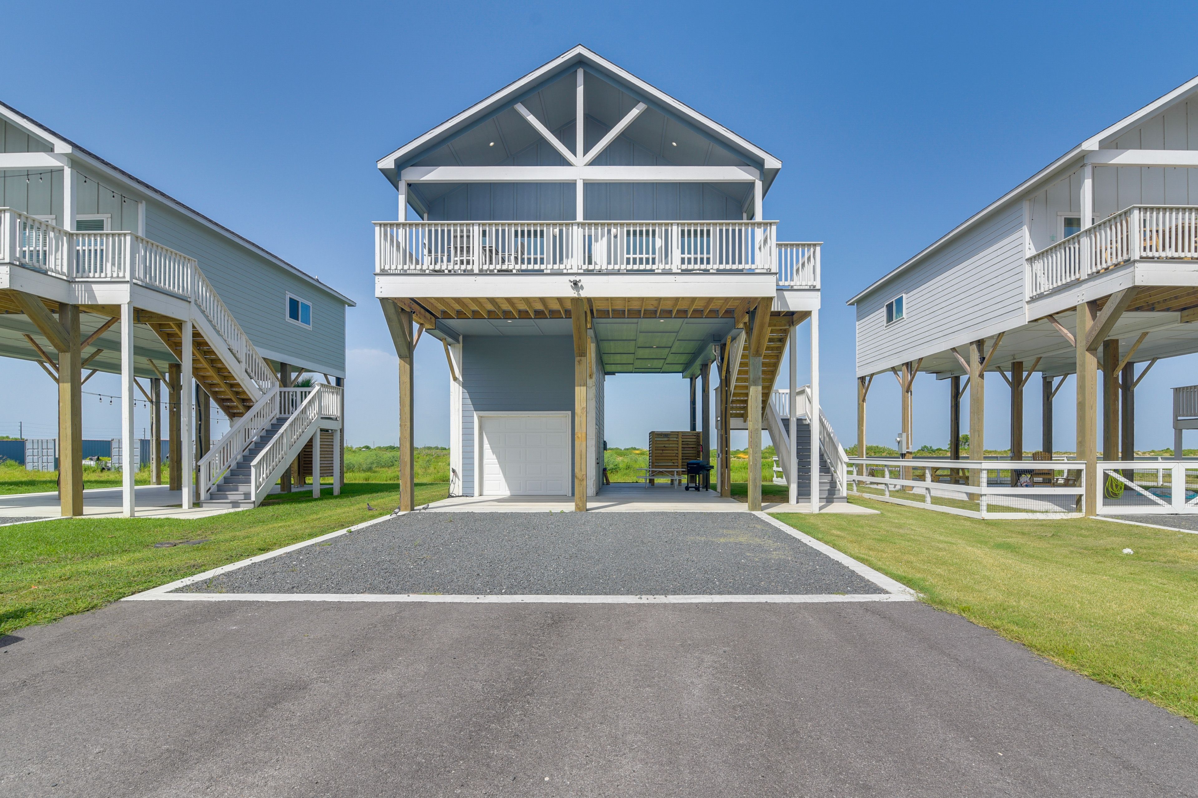 Parking | Driveway (4 Vehicles) | RV Parking Allowed | RV Charging Port