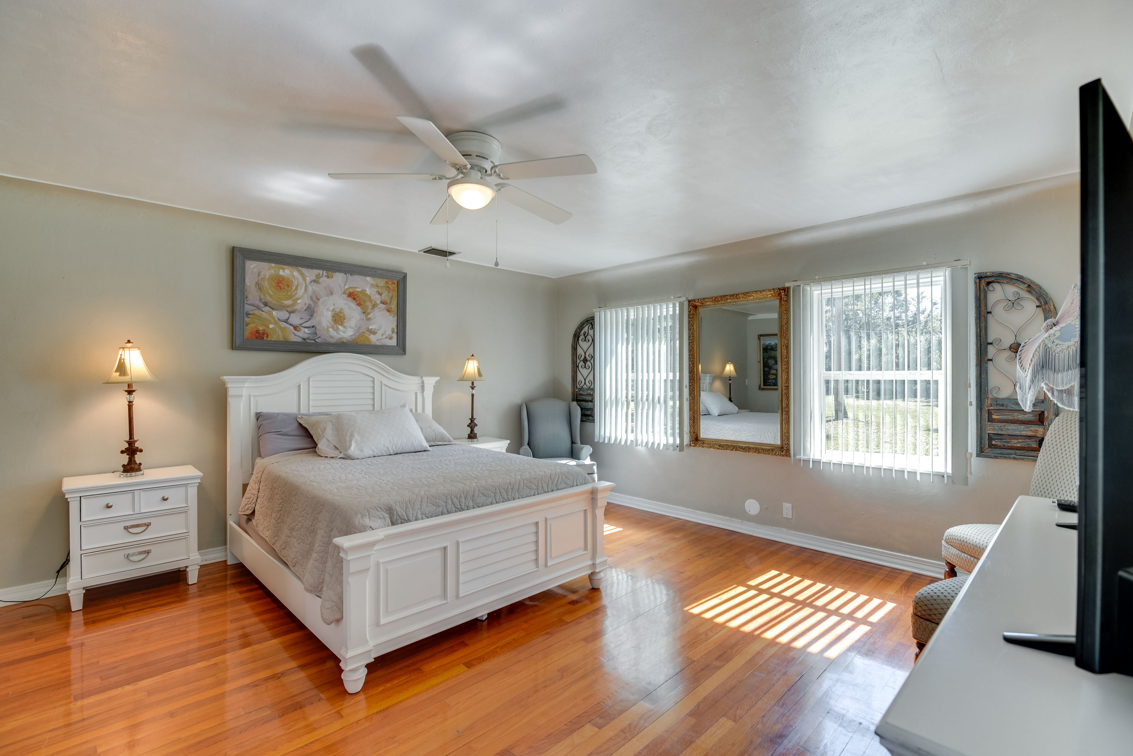 Bedroom 1 | Queen Bed | Smart TV