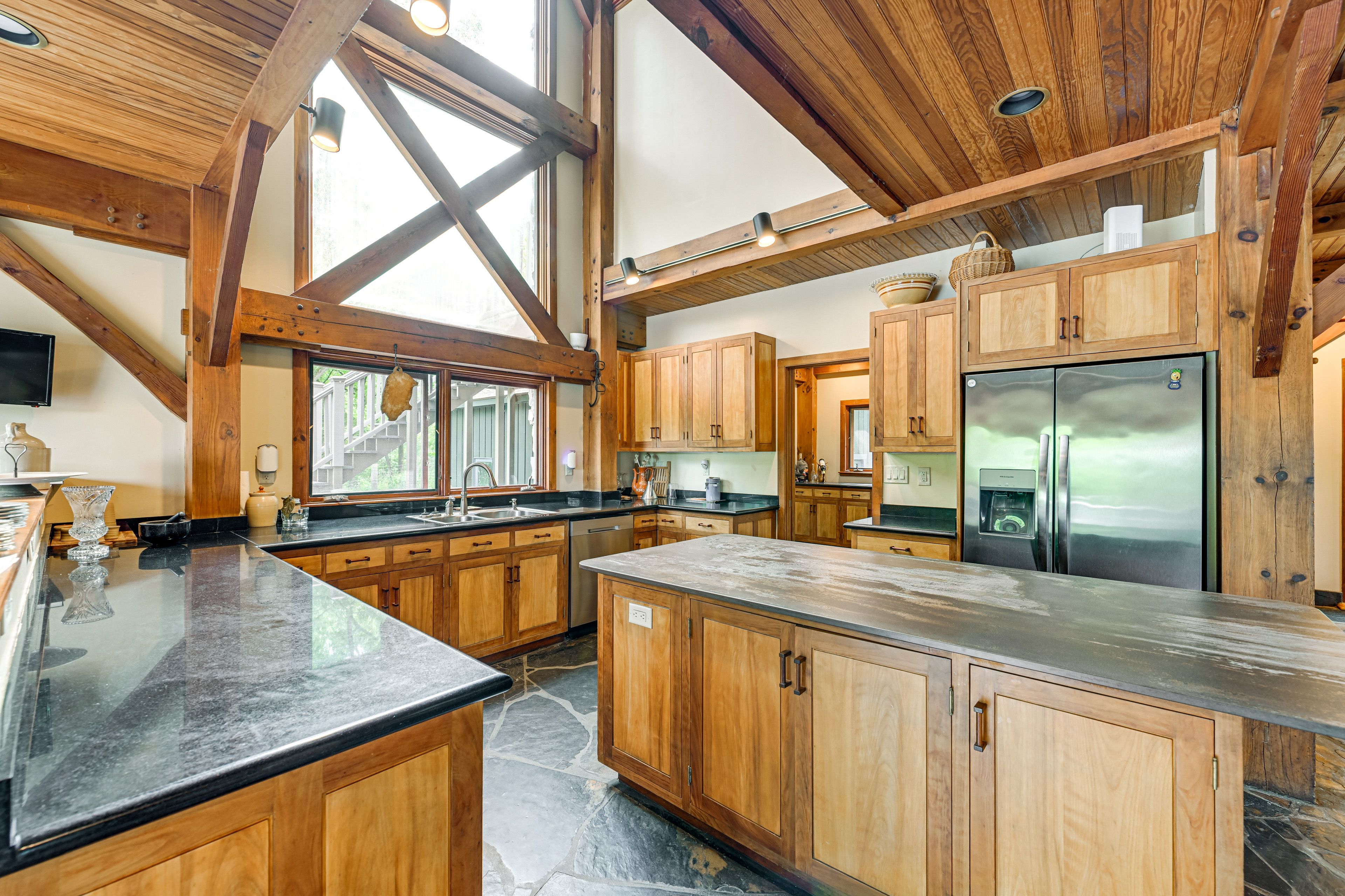 Kitchen | Oven | Microwave | Main Level