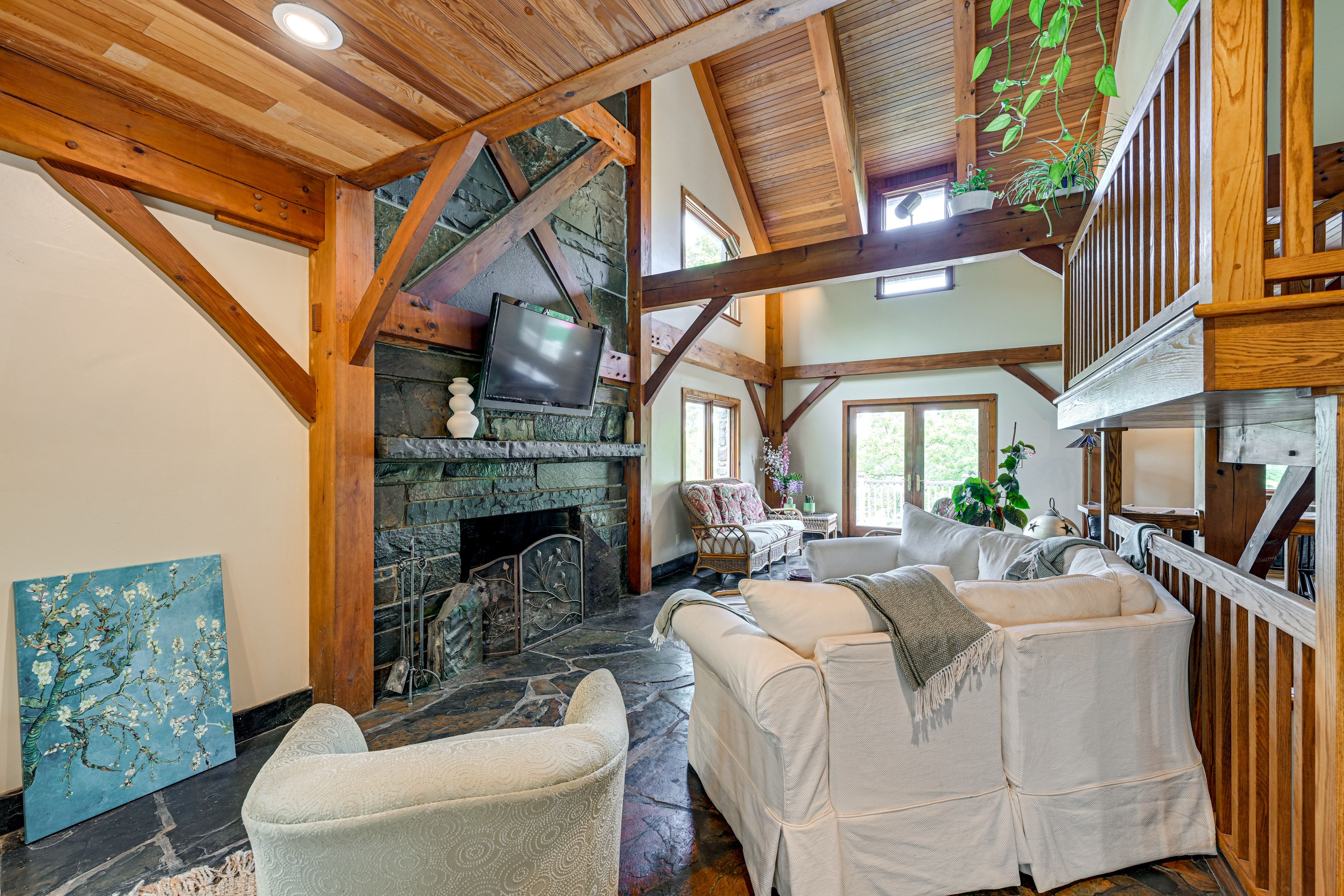 Living Room | Smart TV | Free WiFi | Main Level