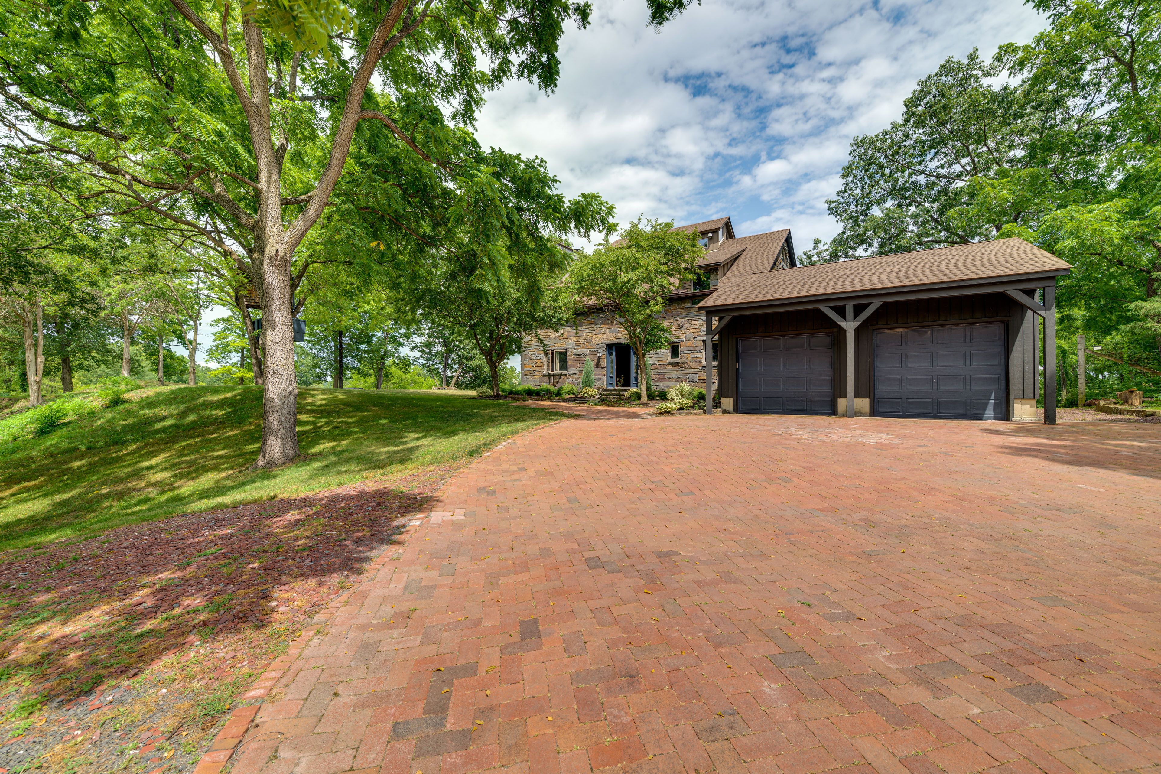 Parking | Driveway (4 Vehicles)