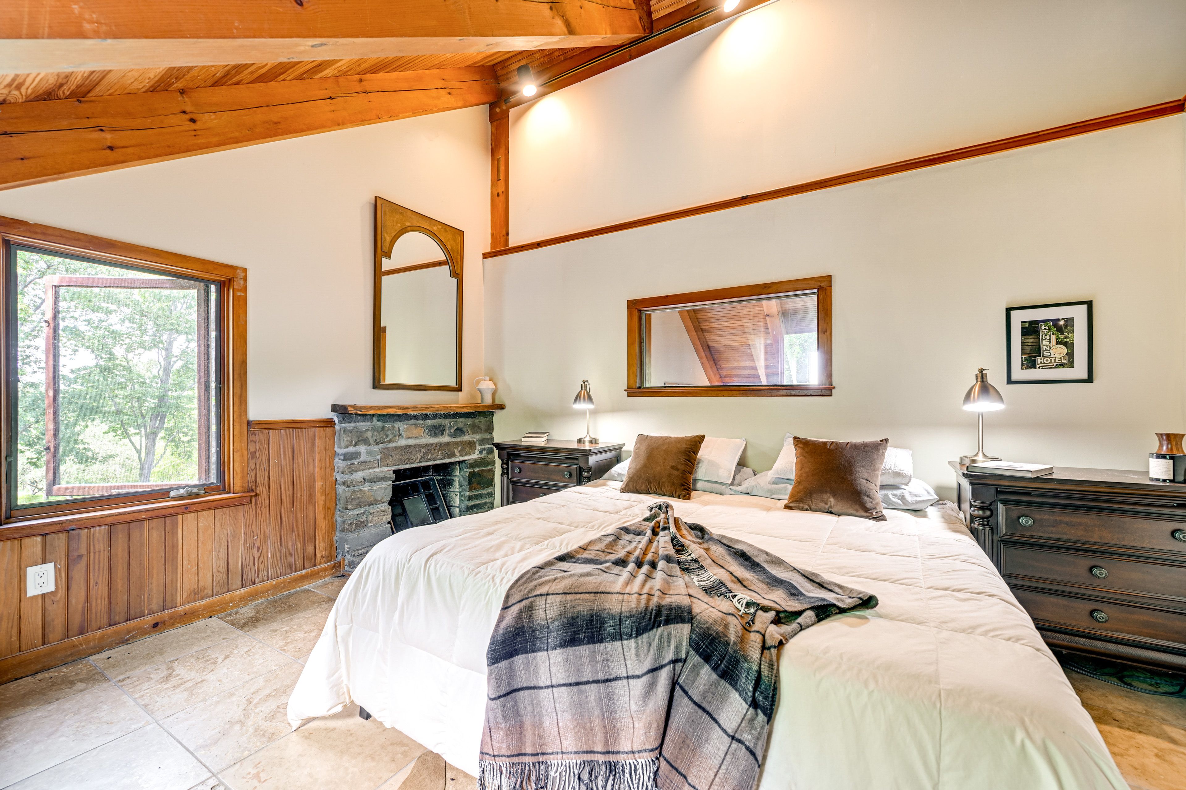 Bedroom Suite 1 | King Bed | Upper Level