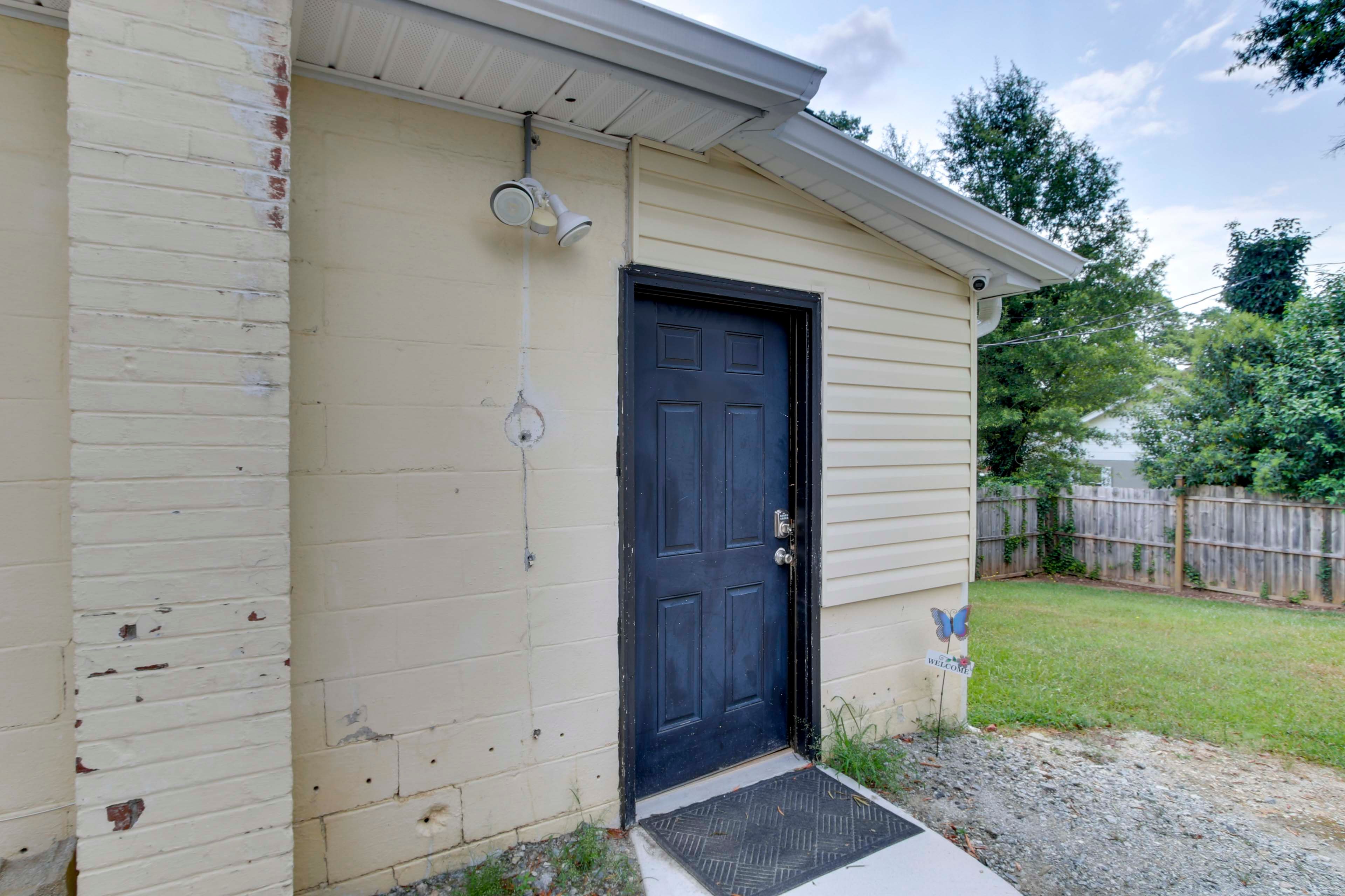 Property Exterior | Single-Story Apartment