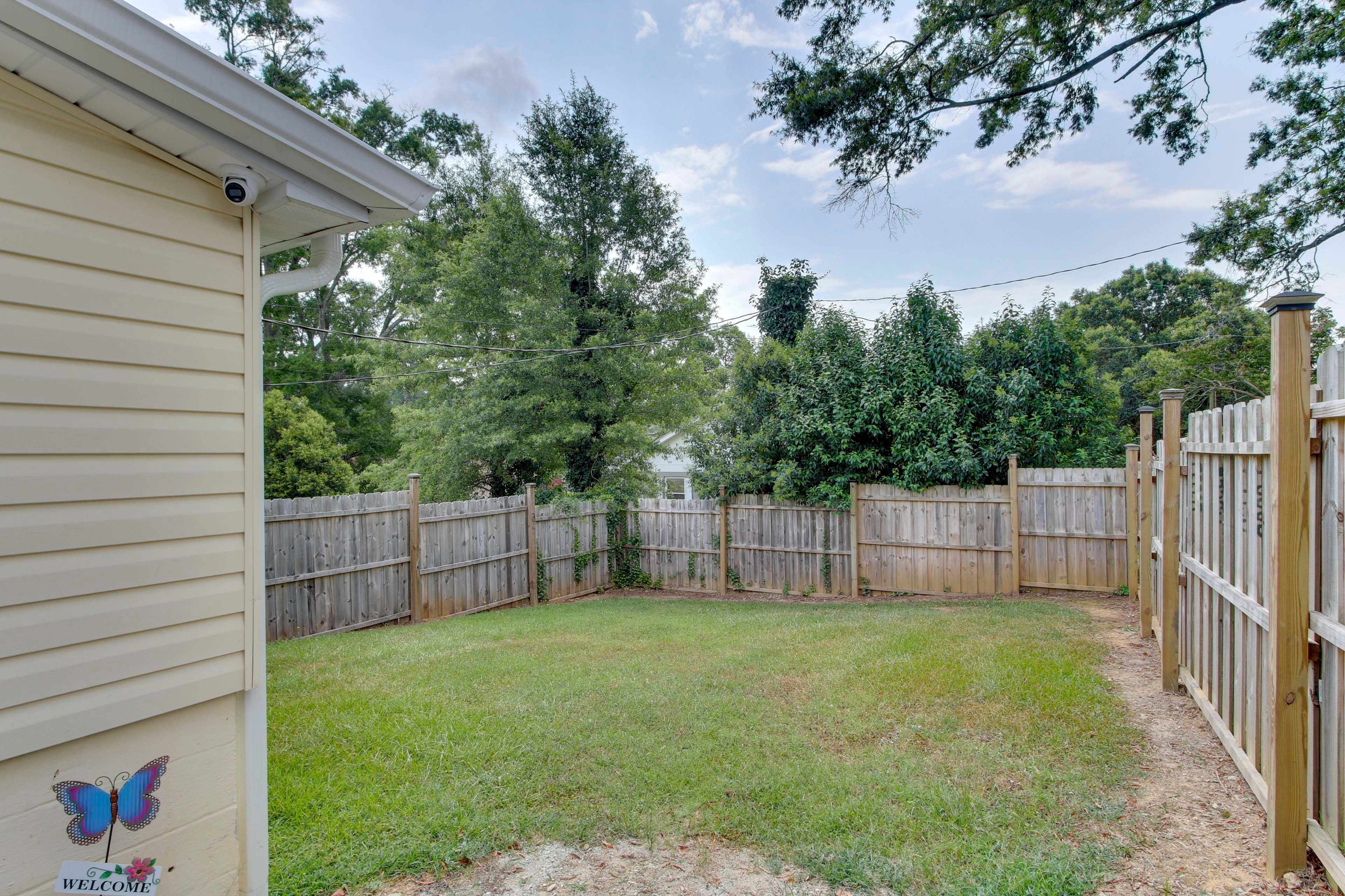 Private Yard (Partially Fenced)
