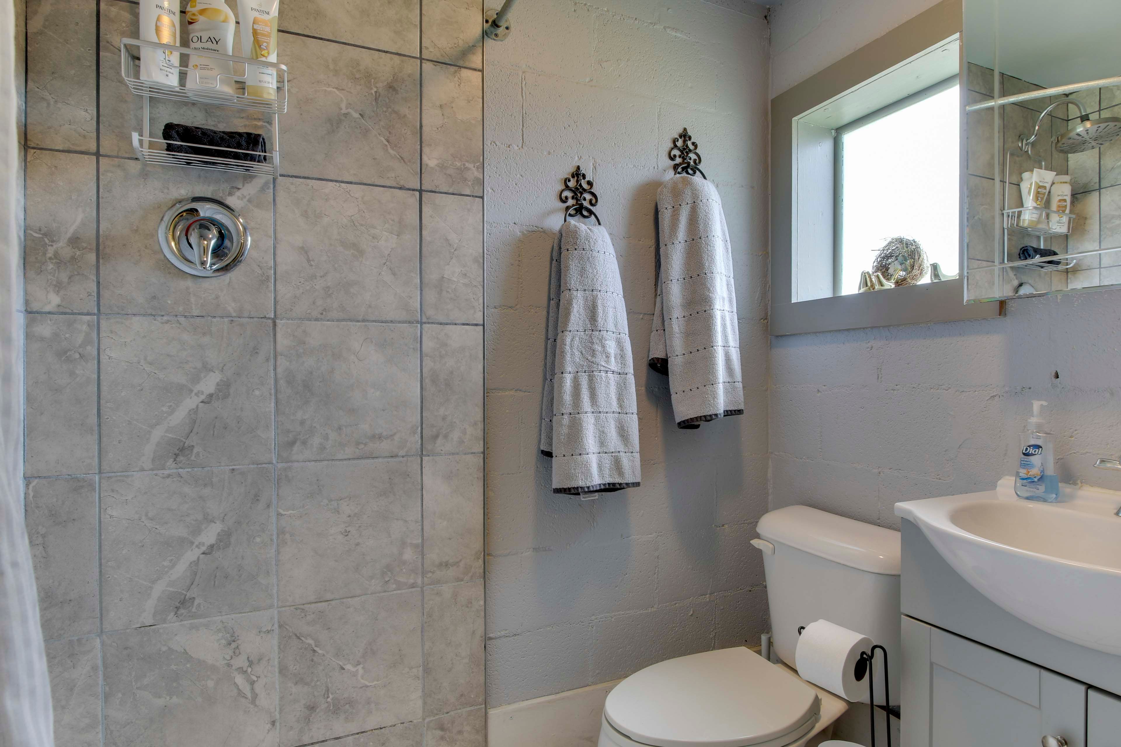 Full Bathroom | Towels Provided | Complimentary Toiletries