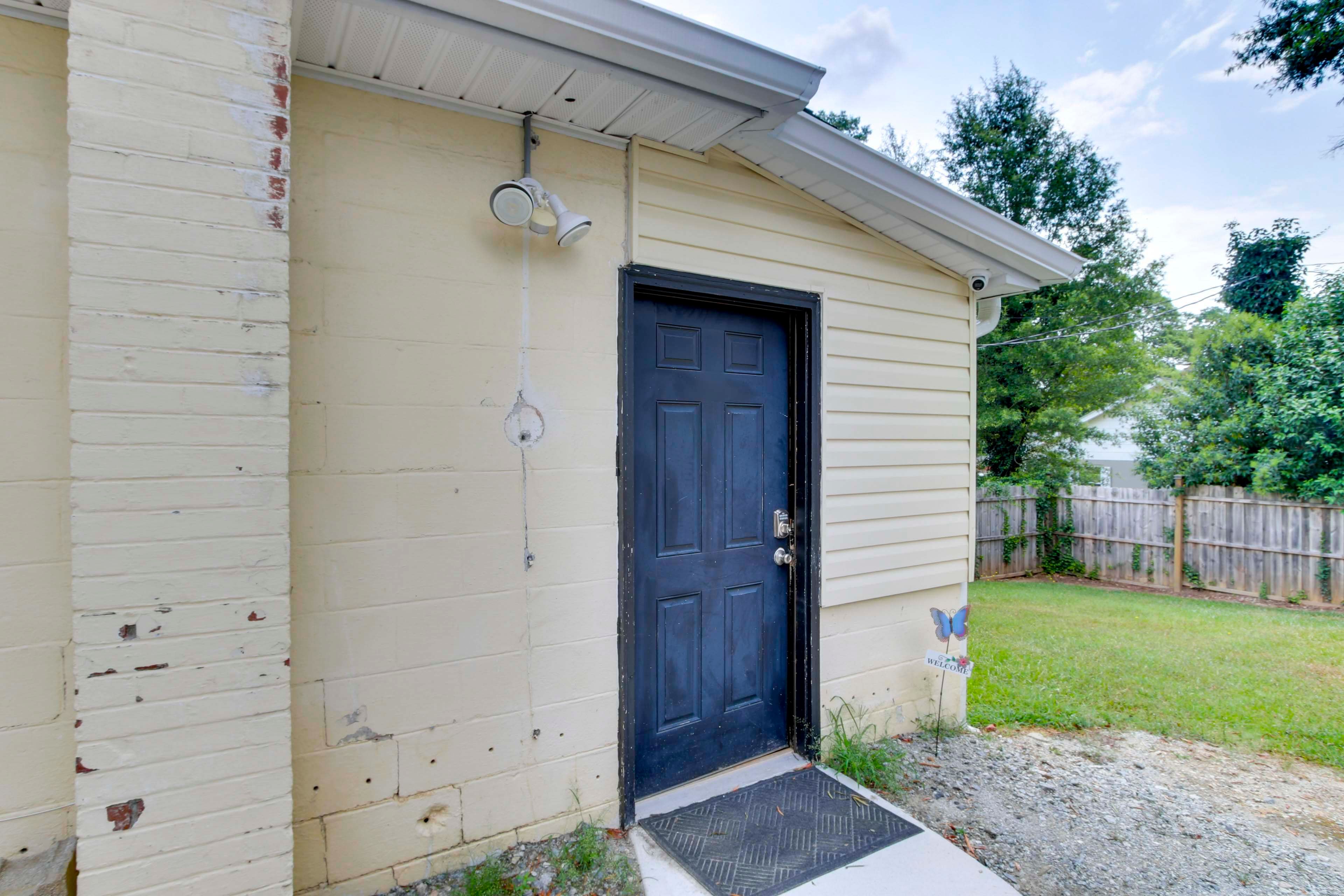 Property Exterior | Single-Story Apartment