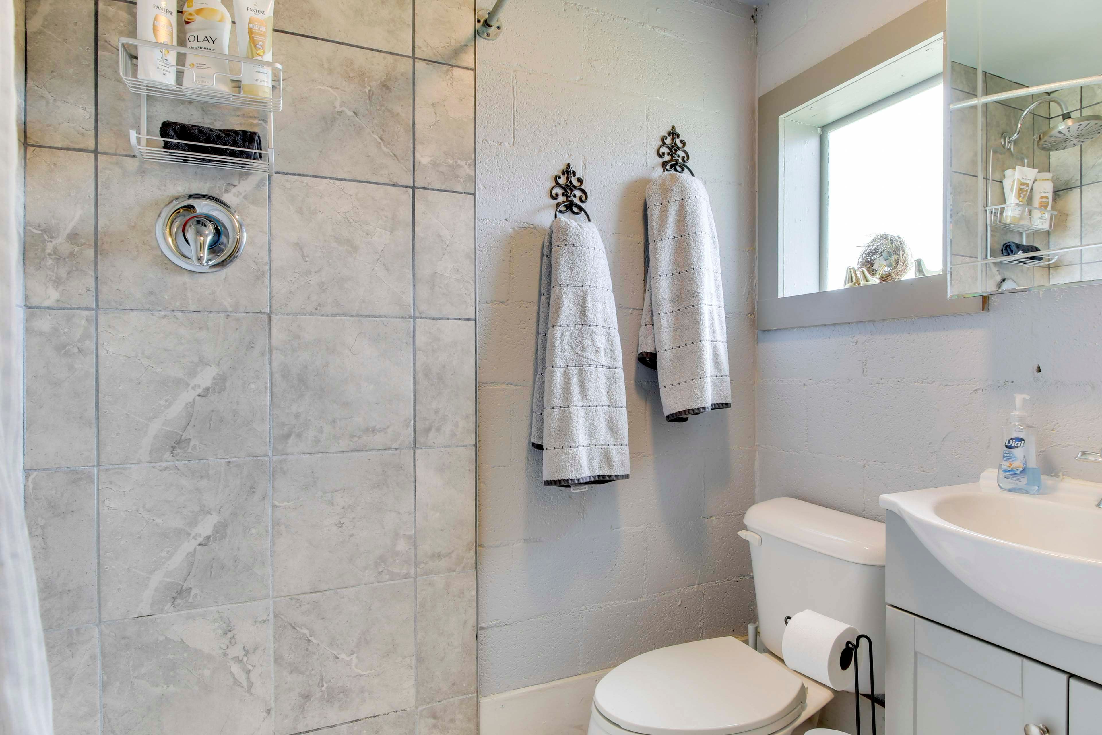 Full Bathroom | Towels Provided | Complimentary Toiletries