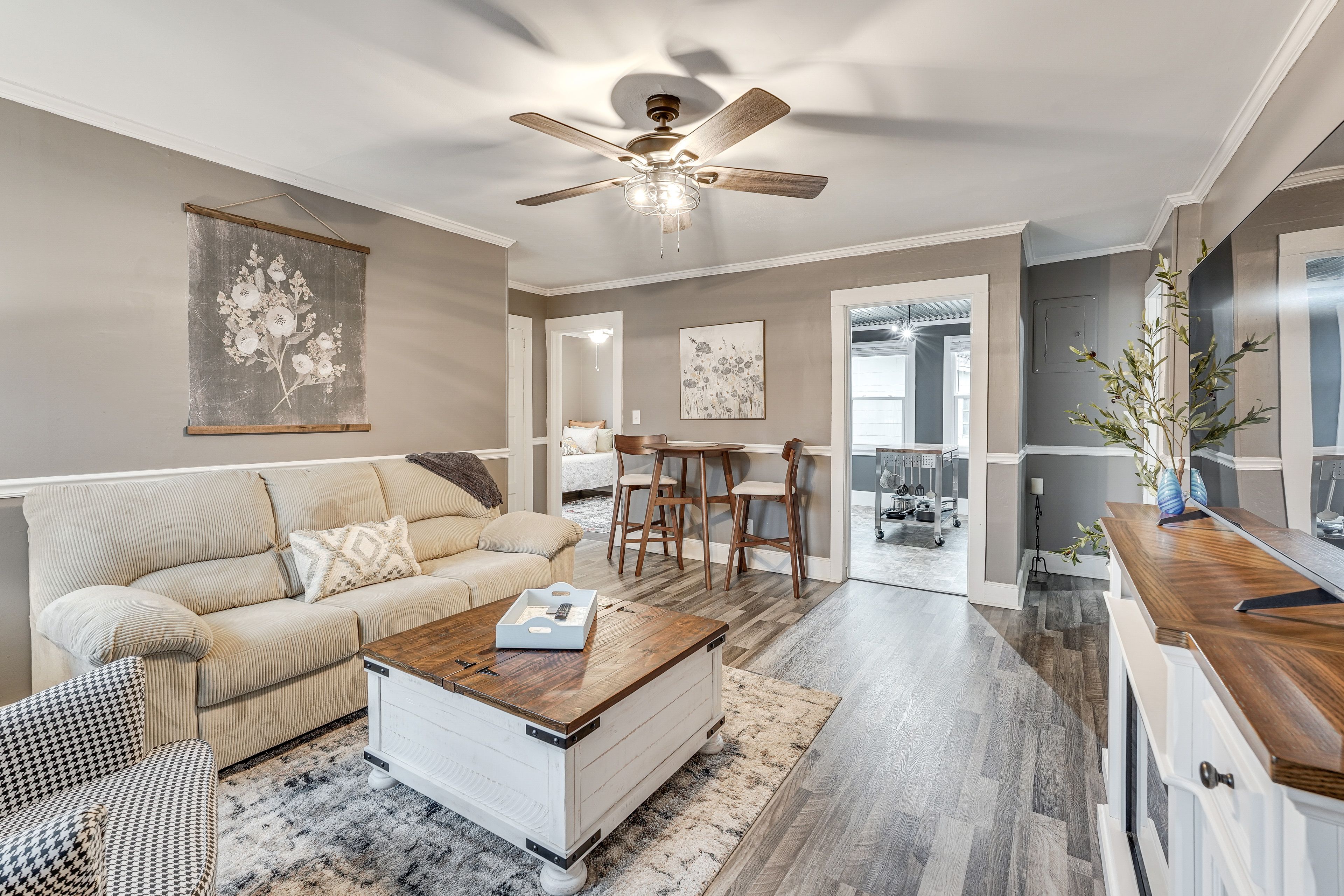 Living Room | Free WiFi | Smart TV | Electric Fireplace