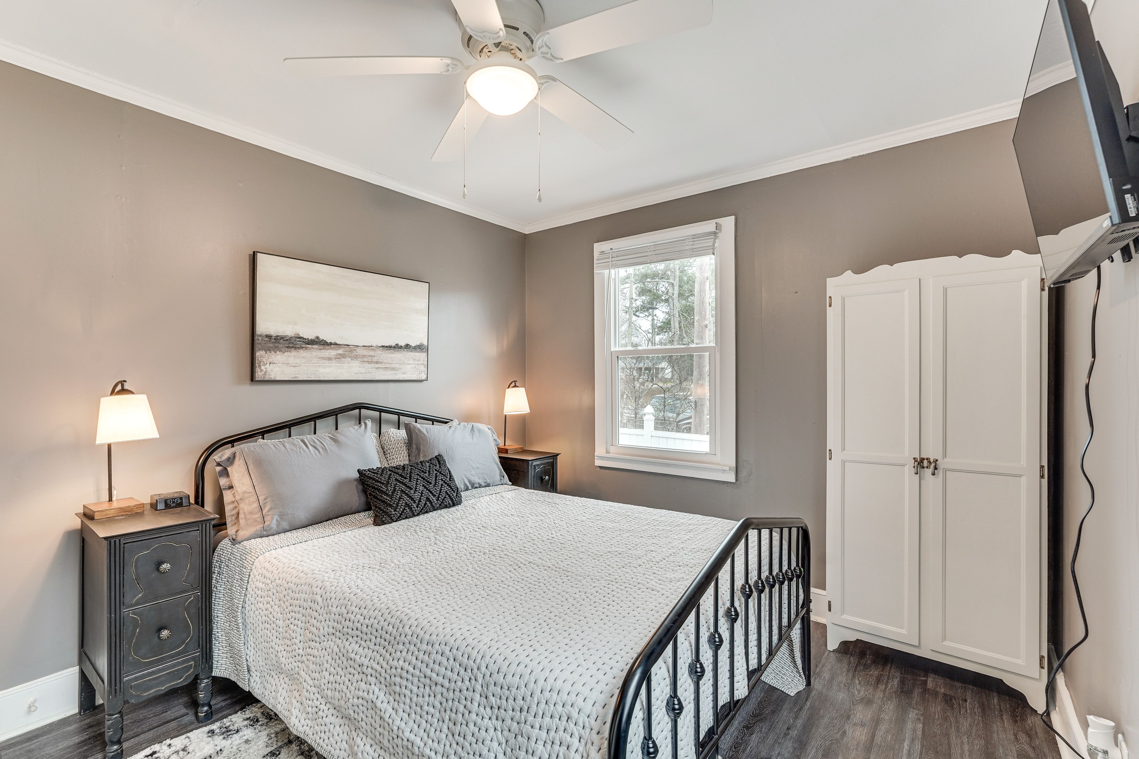 Bedroom 1 | Queen Bed