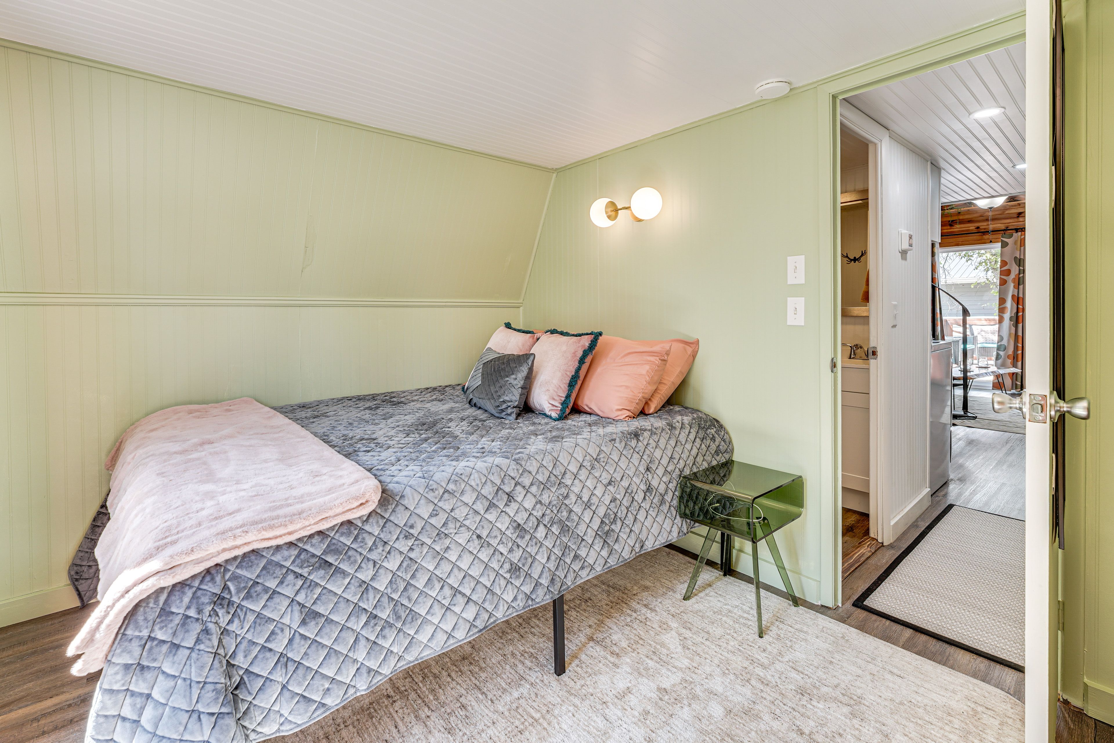 Bedroom | 1st Floor | Queen Bed