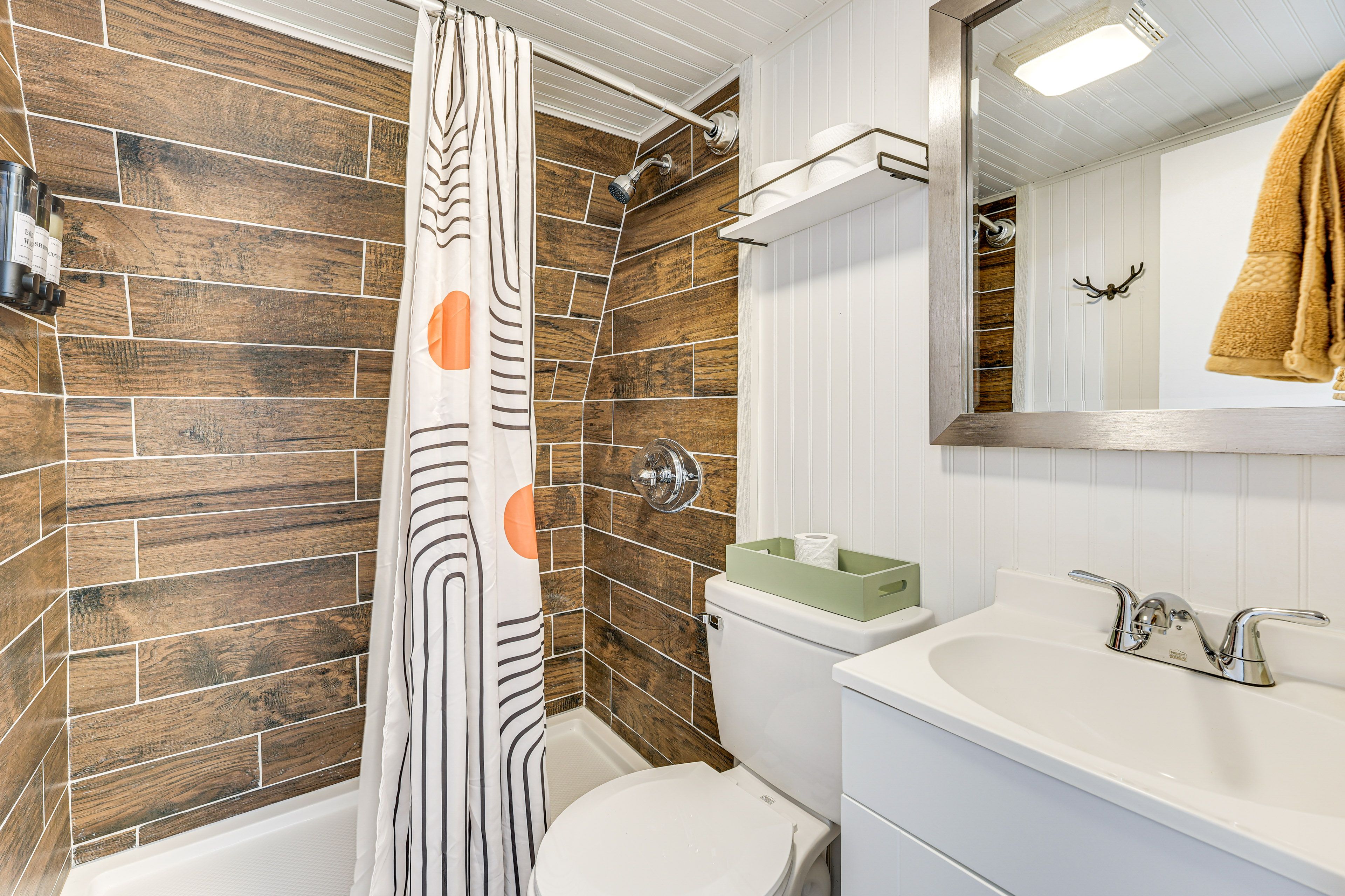 Full Bathroom | 1st Floor | Towels Provided | Complimentary Toiletries