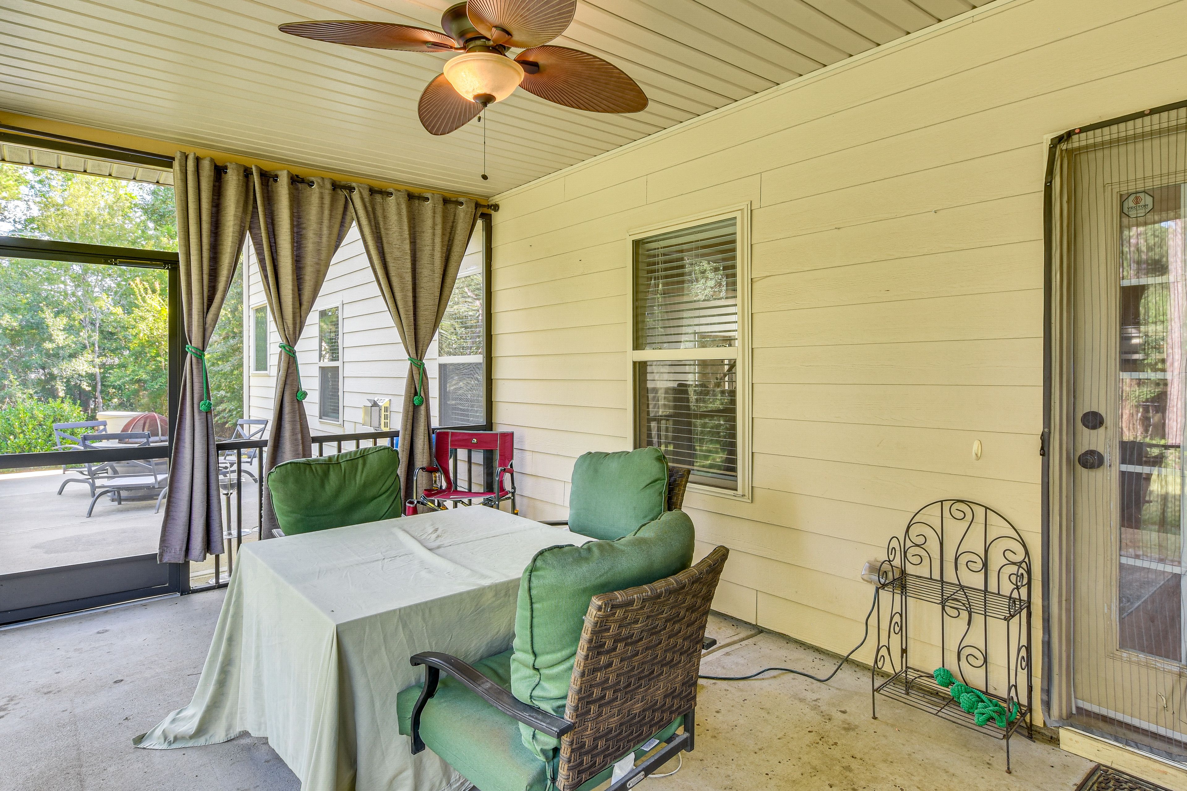 Screened-In Patio | Outdoor Dining Area