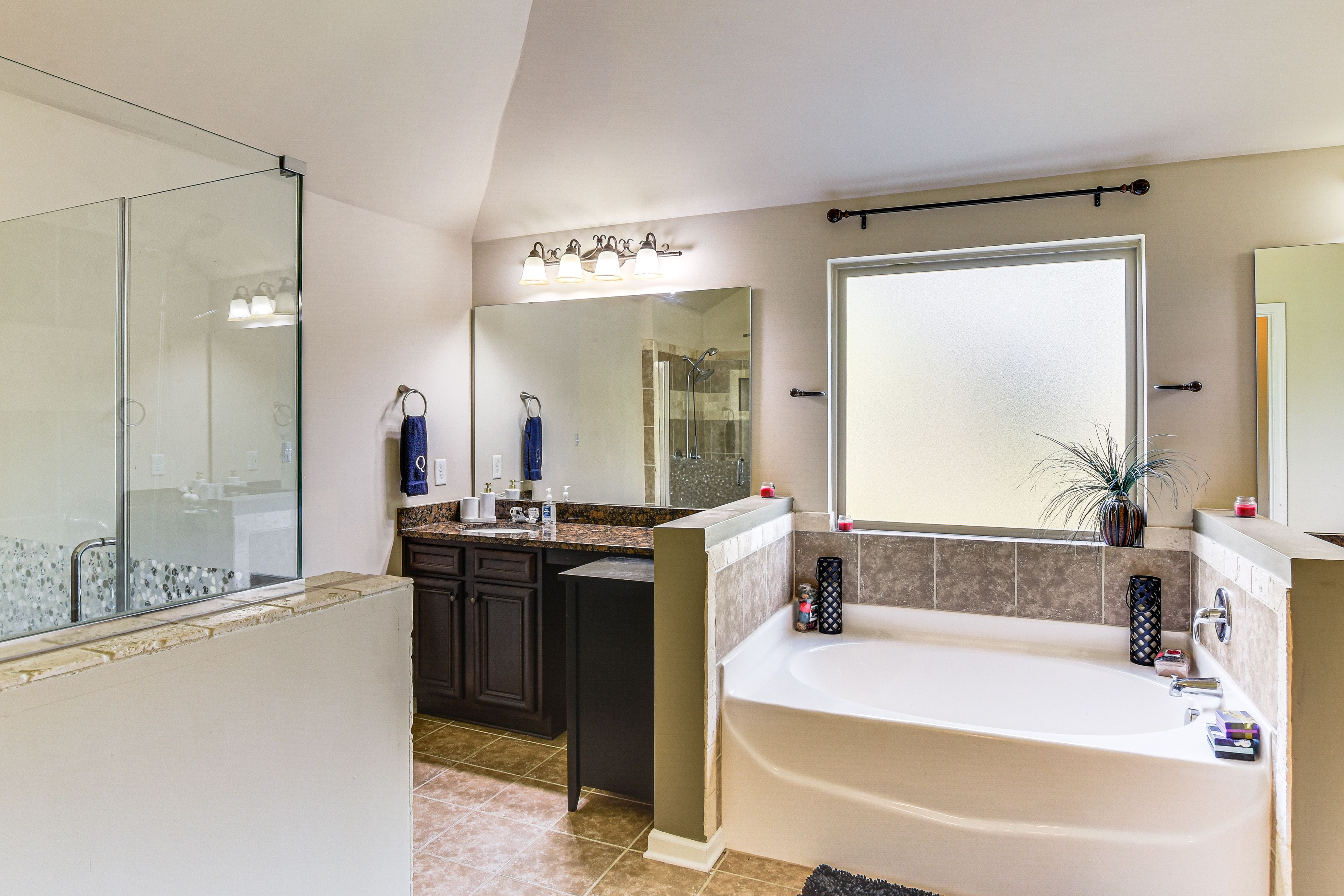 Full Bathroom | 2nd Floor