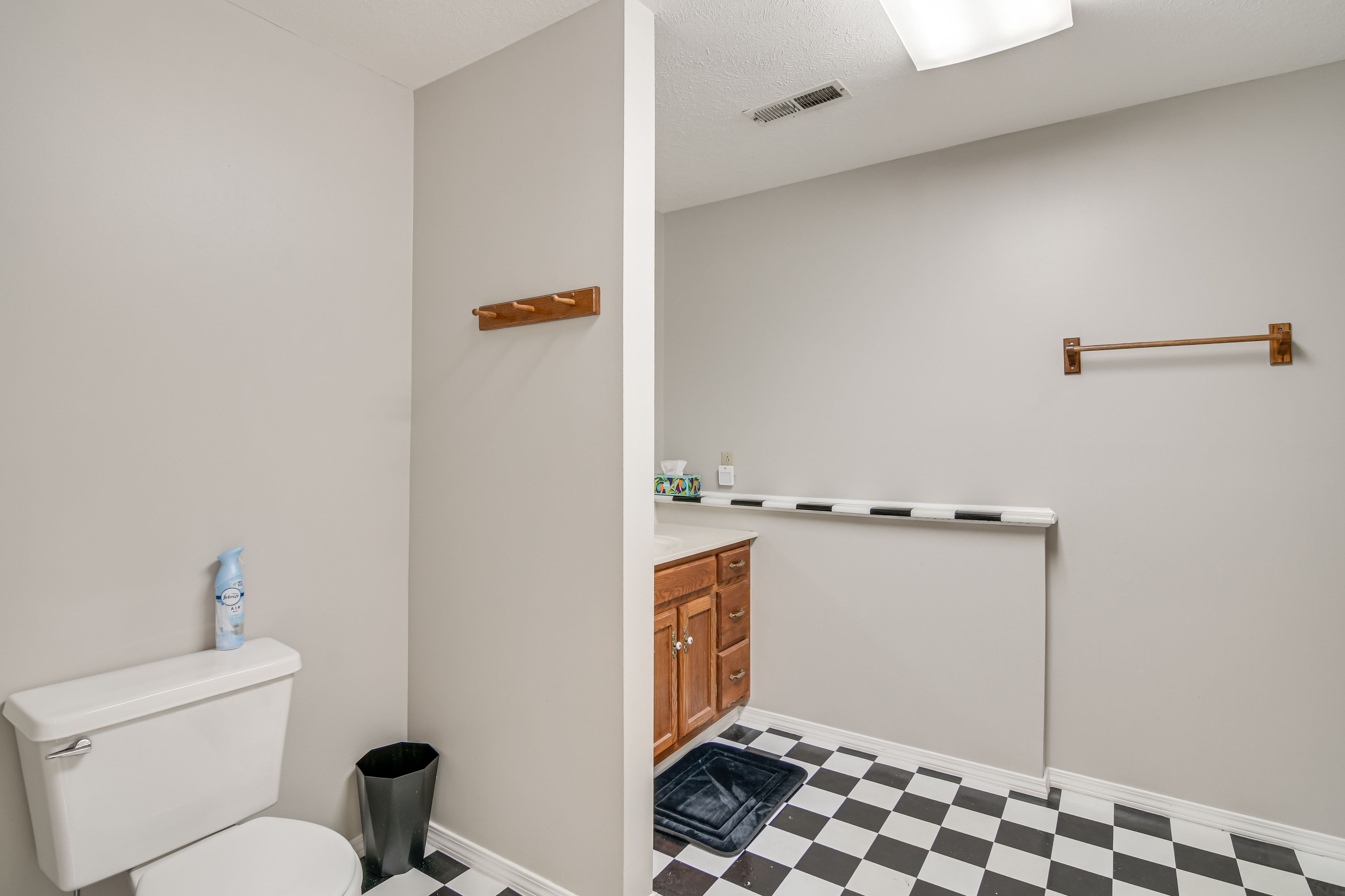 Full Bathroom | Towels Provided