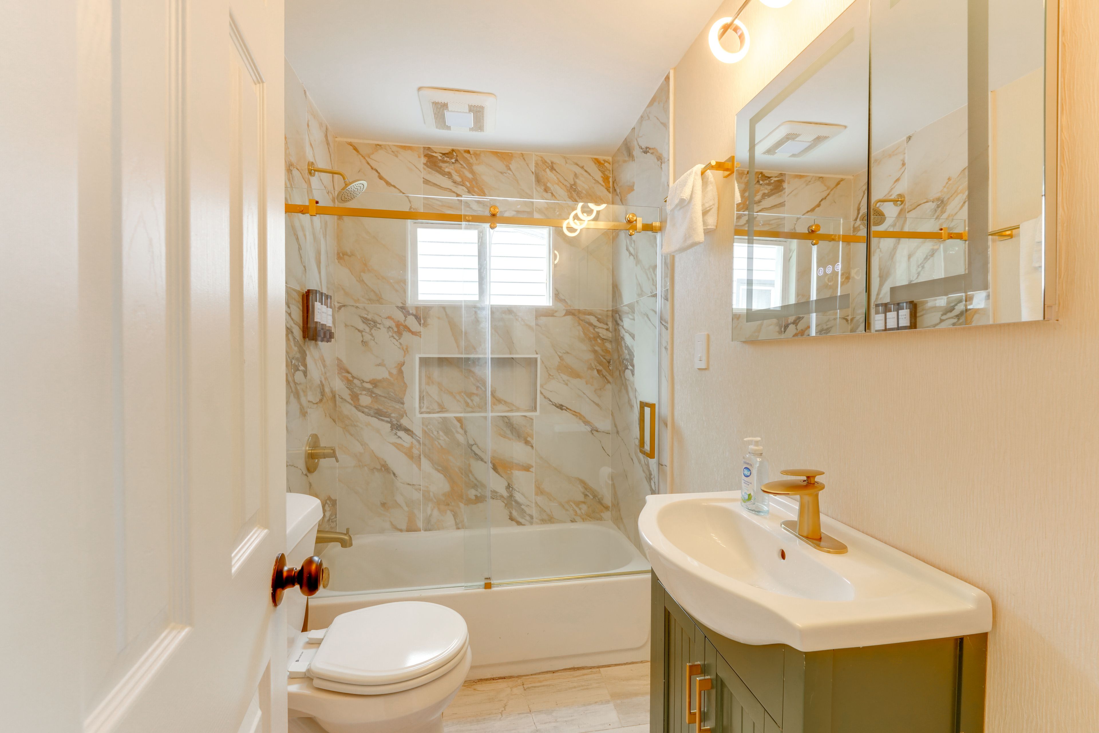 Full Bathroom | 1st Floor | Towels Provided