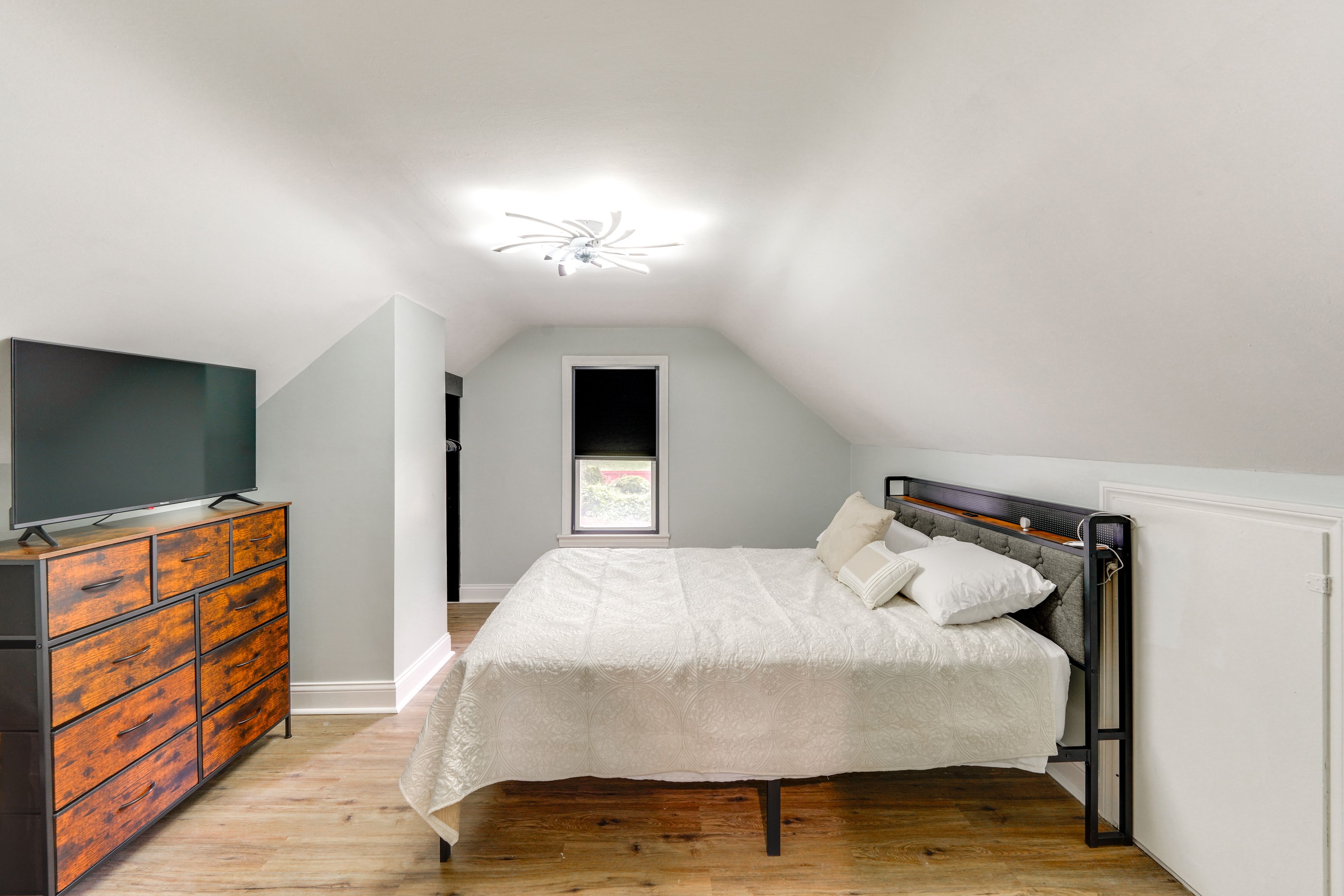 Bedroom 2 | 2nd Floor | Queen Bed | Flat-Screen TV