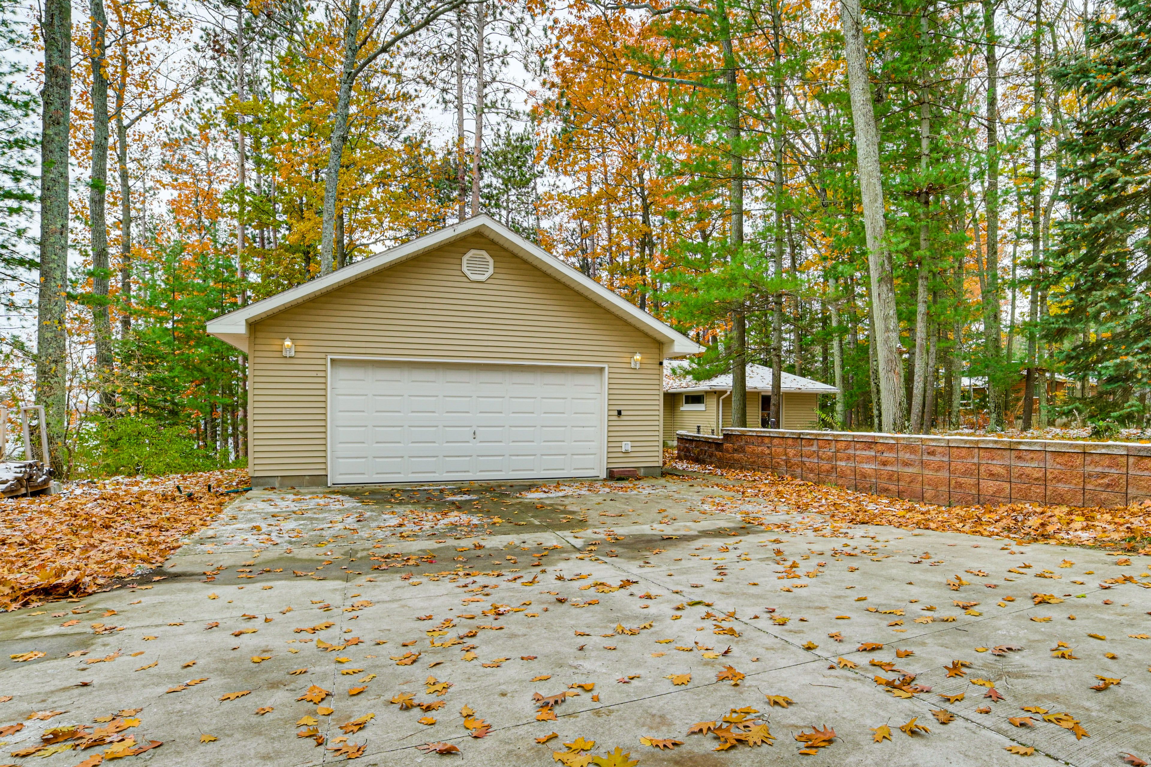 Parking | Driveway (3 Vehicles) | Trailer Parking Available