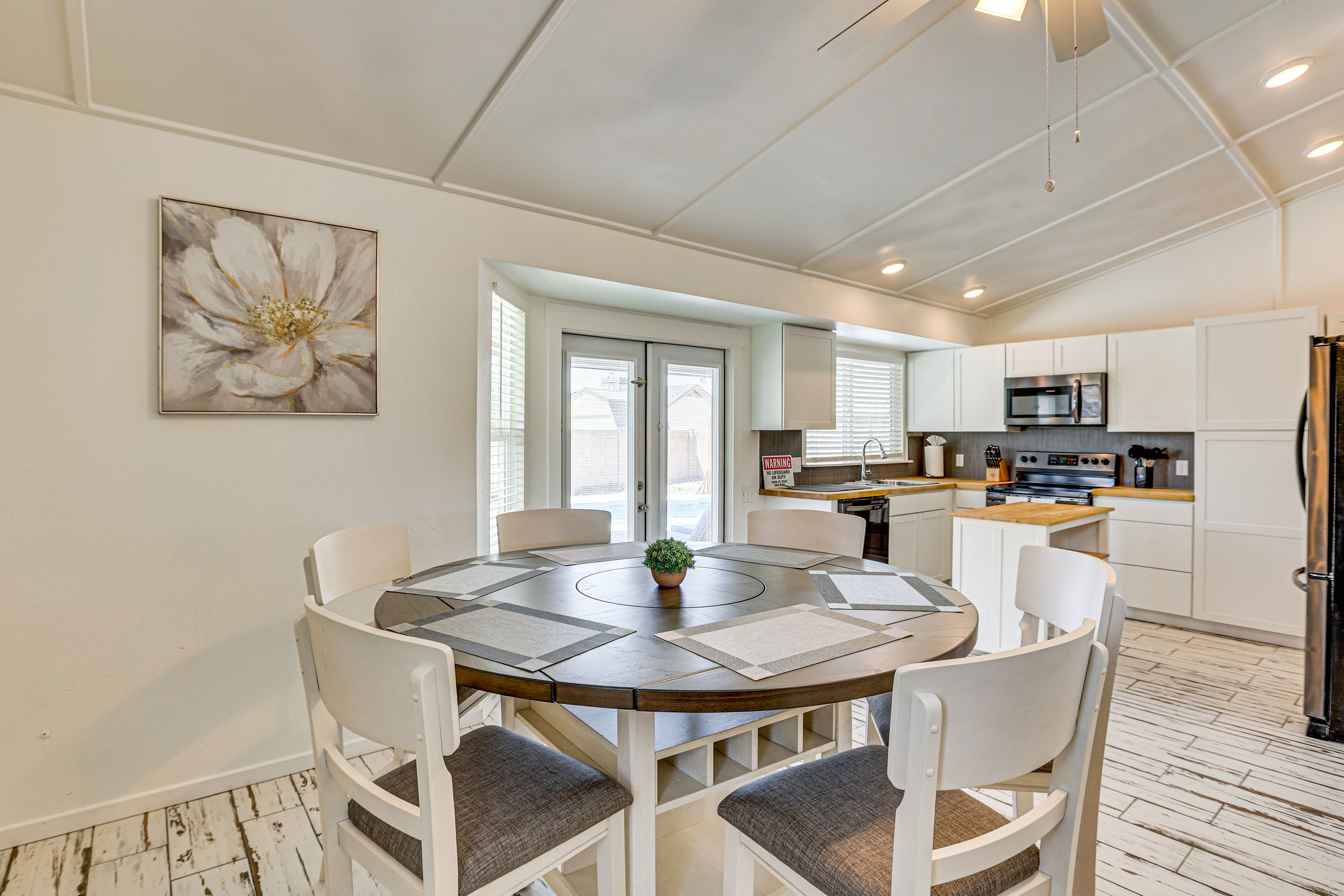 Dining Table | Dishware/Flatware