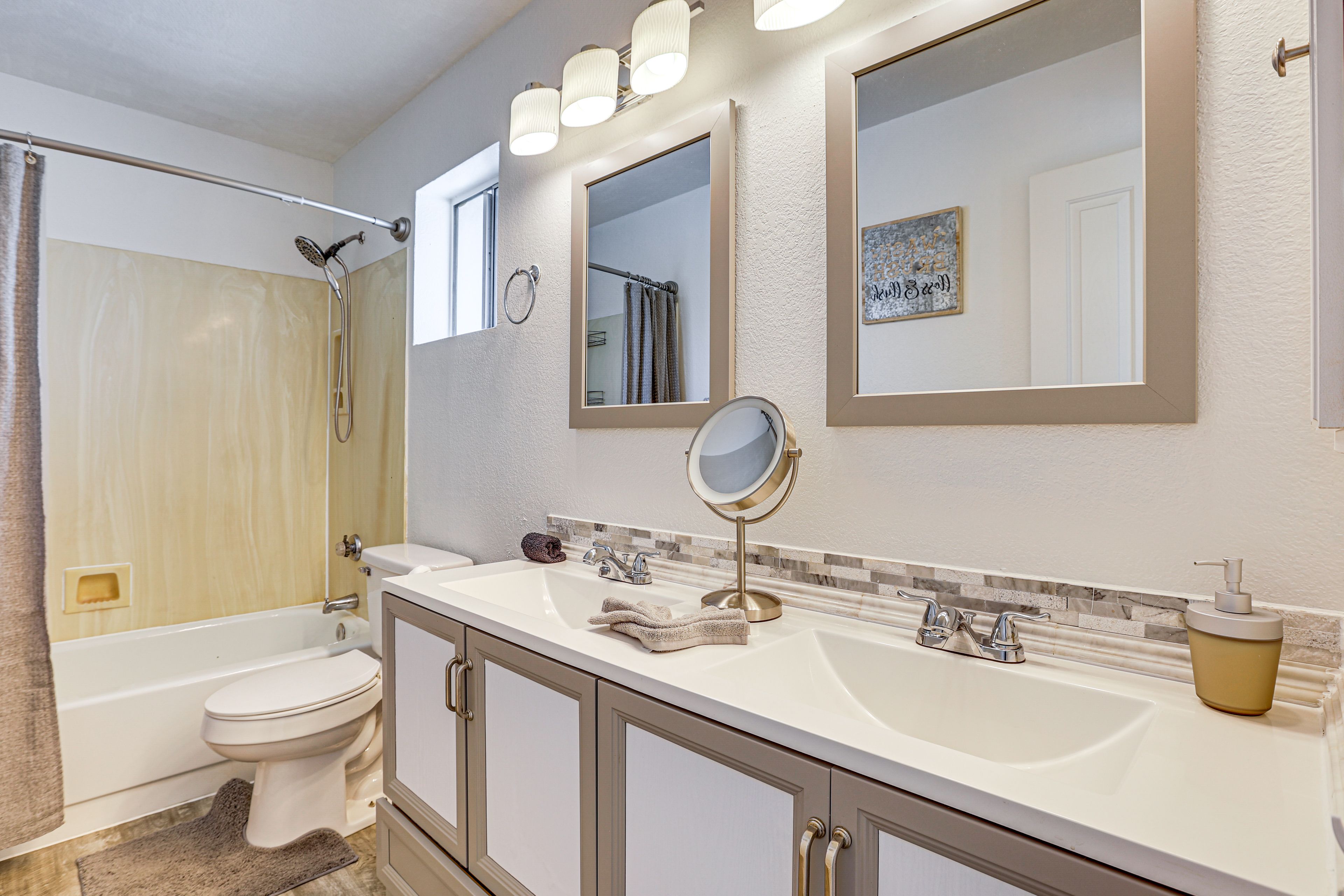 Full Bathroom | Towels Provided