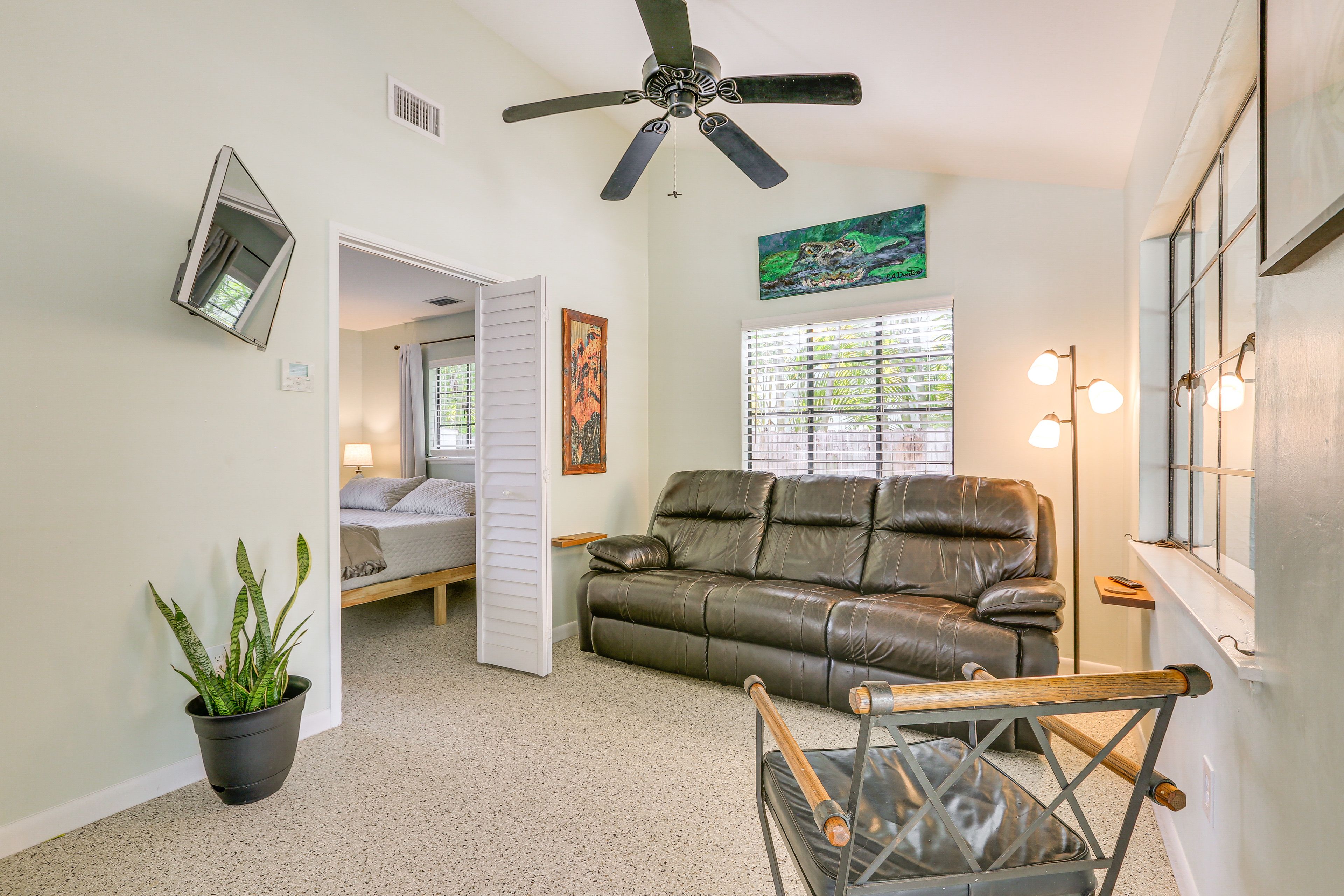 Living Room | Smart TV | Central Heating & A/C | Free WiFi