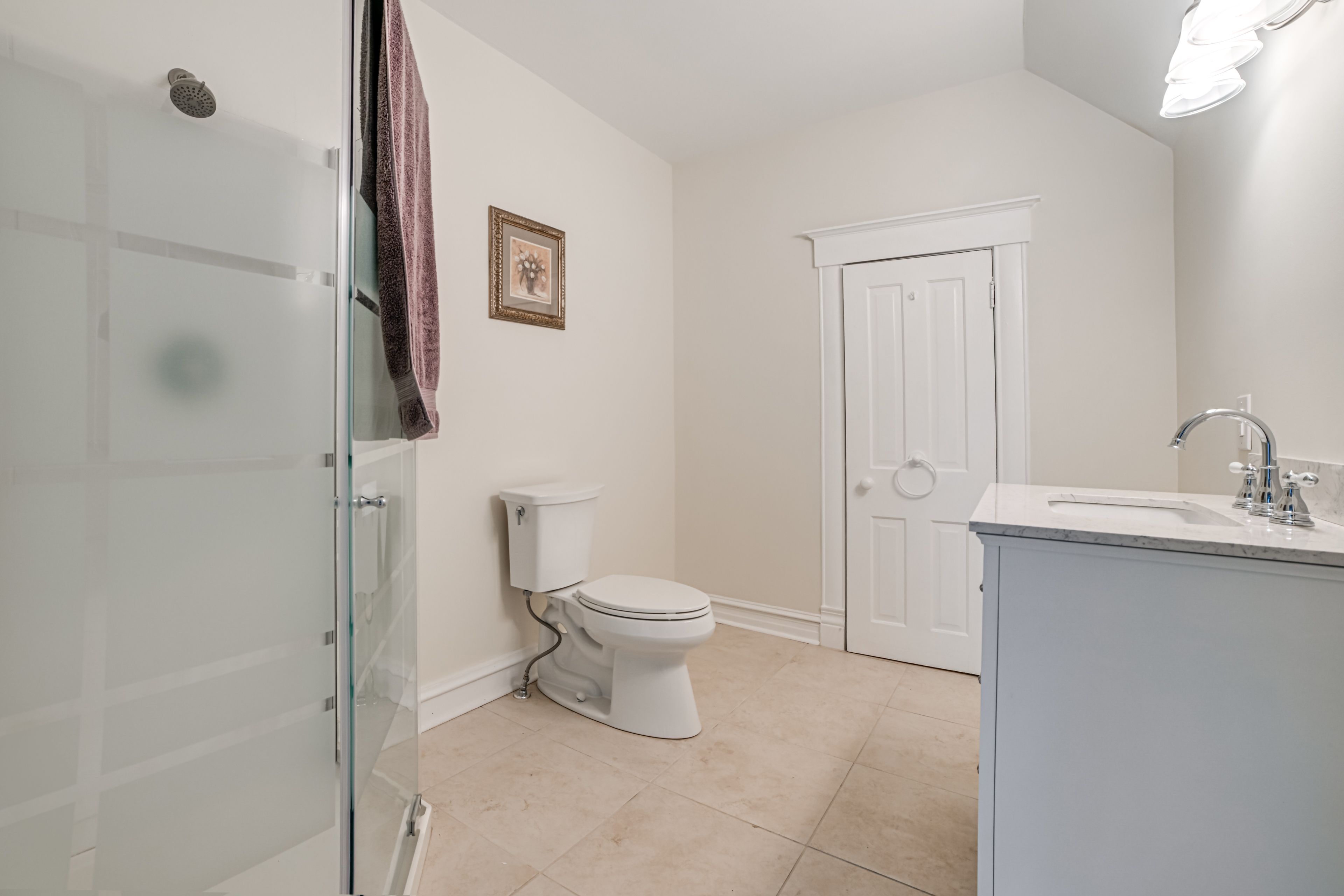 Full Bathroom | 2nd Floor