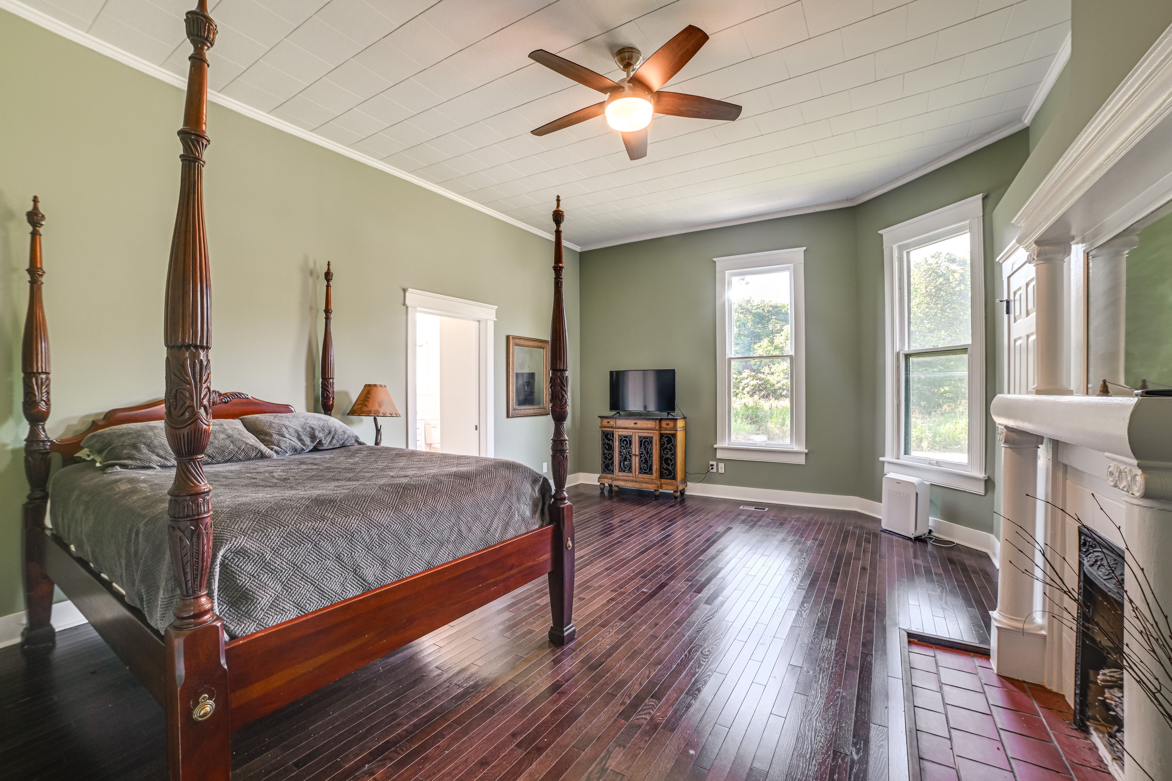 Bedroom 1 | 1st Floor | Queen Bed | Linens Provided