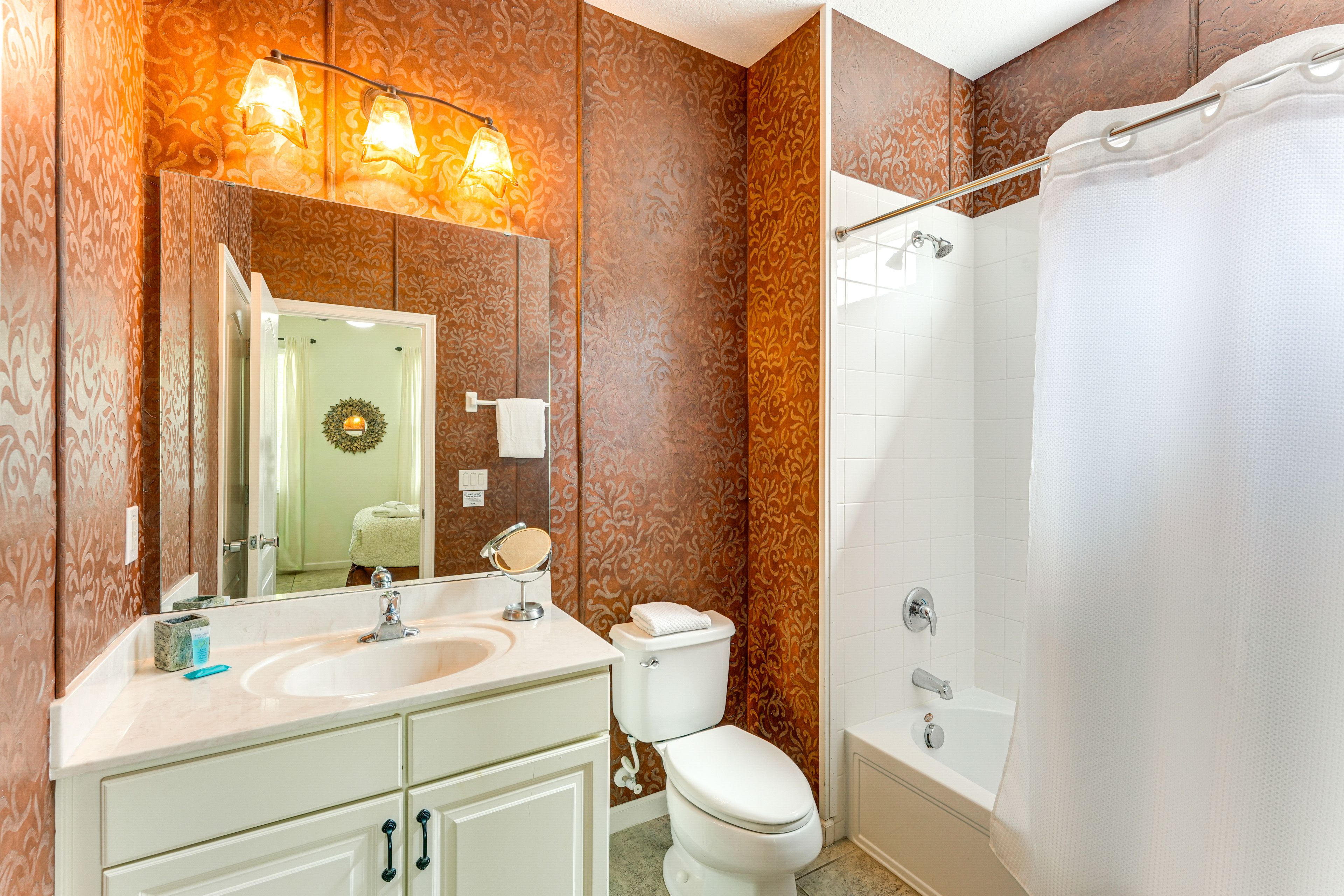 En-Suite Bathroom | 1st Floor