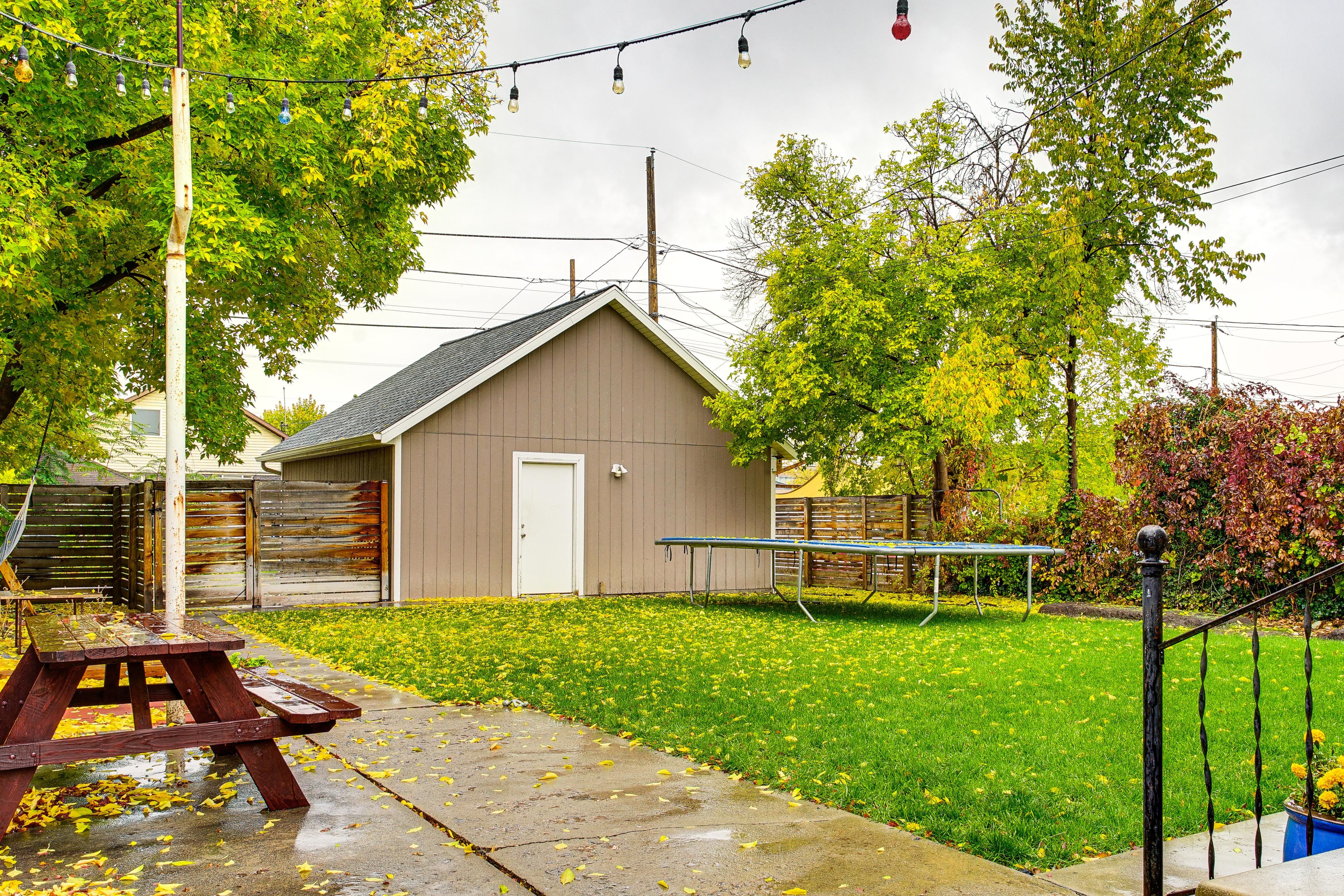 Shared Yard | Trampoline | Outdoor Dining Area