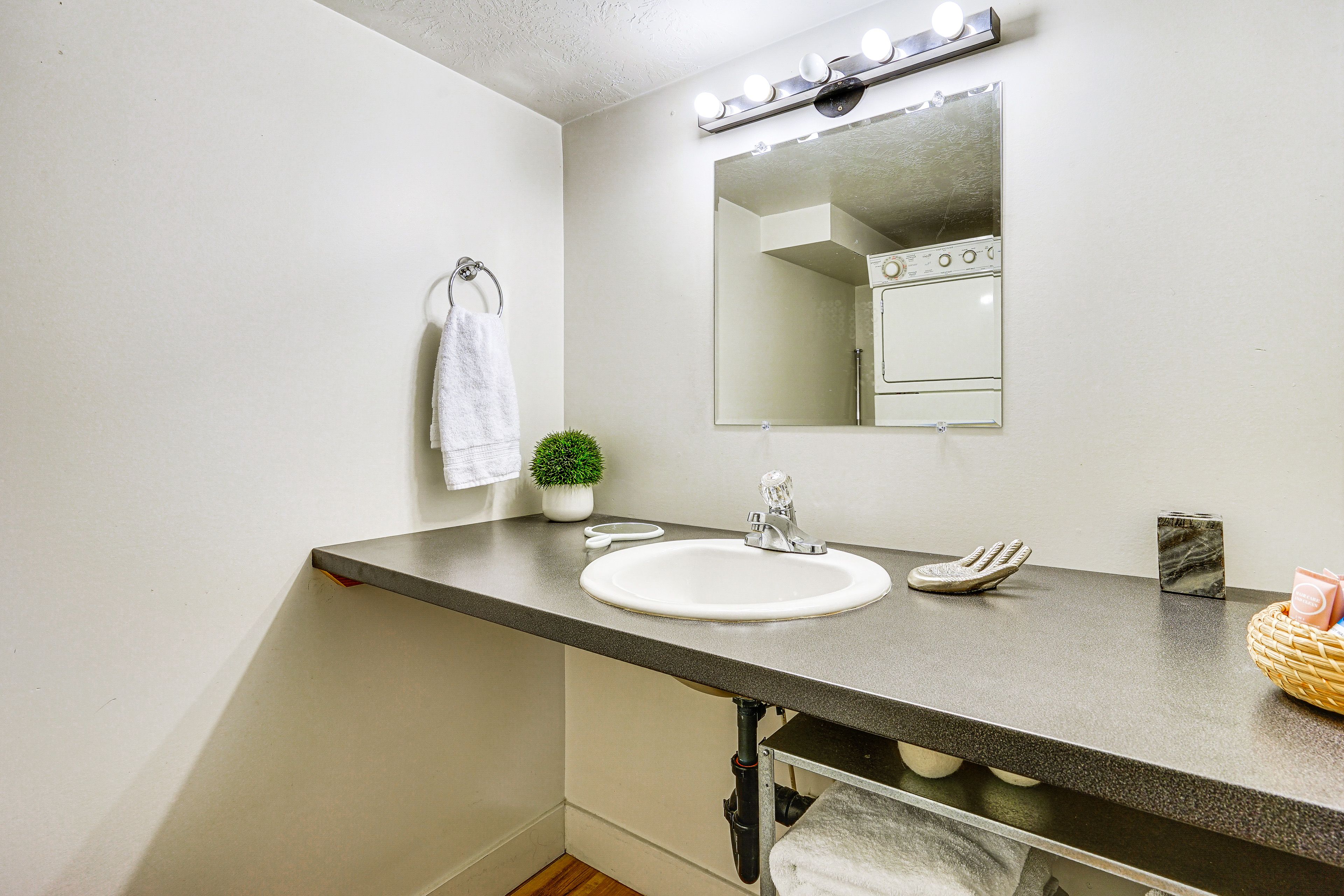 Full Bathroom | Linens & Towels | Complimentary Toiletries | Hair Dryer