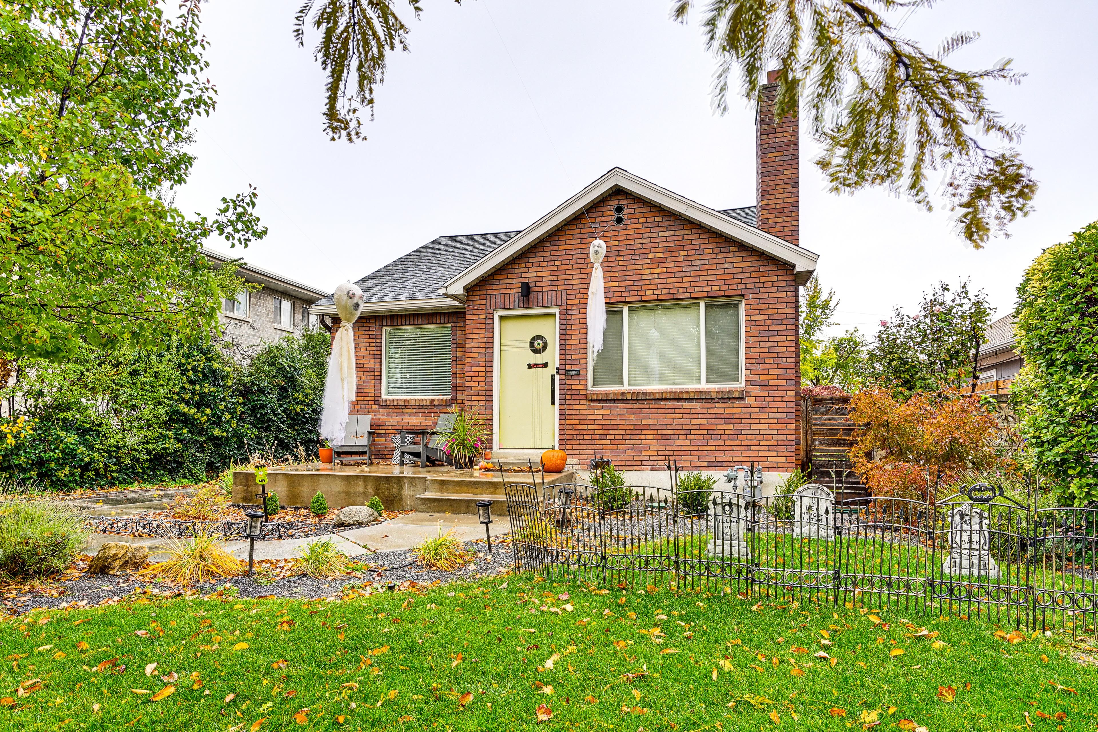 Parking | Shared Driveway (1 Vehicle Maximum) | Free Street Parking