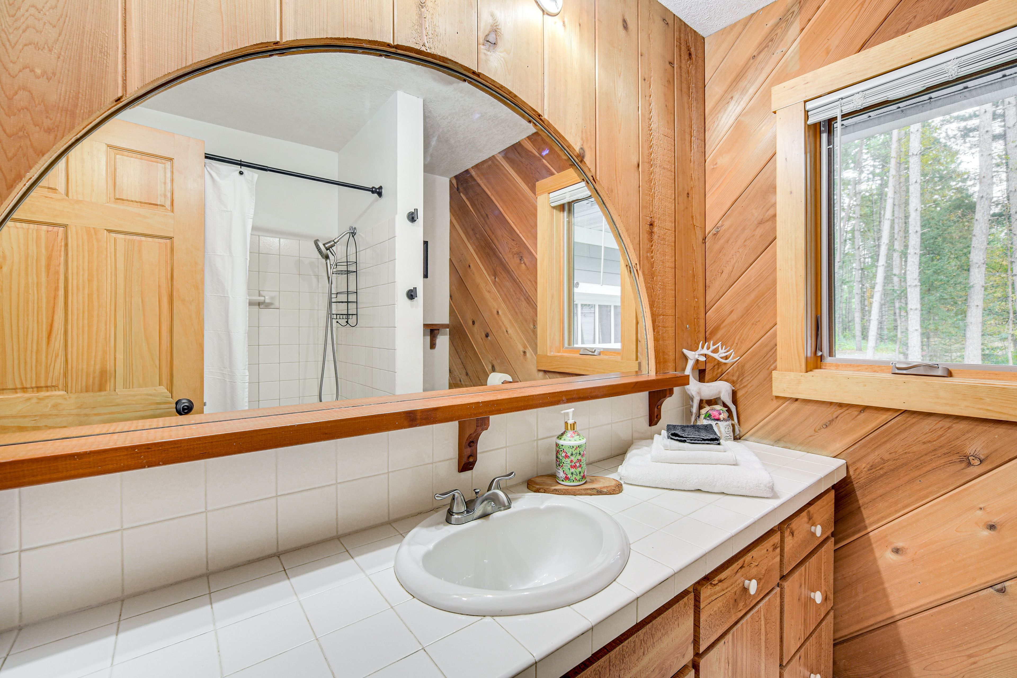 Full Bathroom | Towels Provided