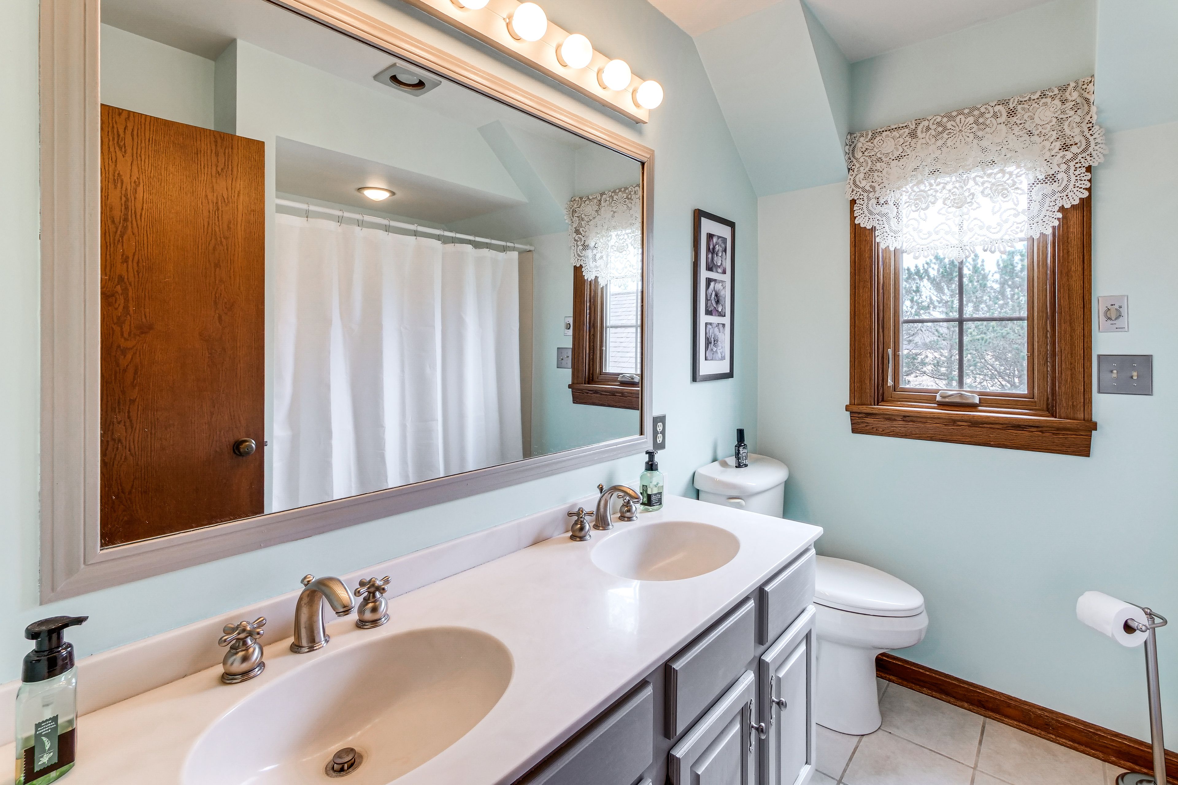 Full Bathroom | 2nd Floor