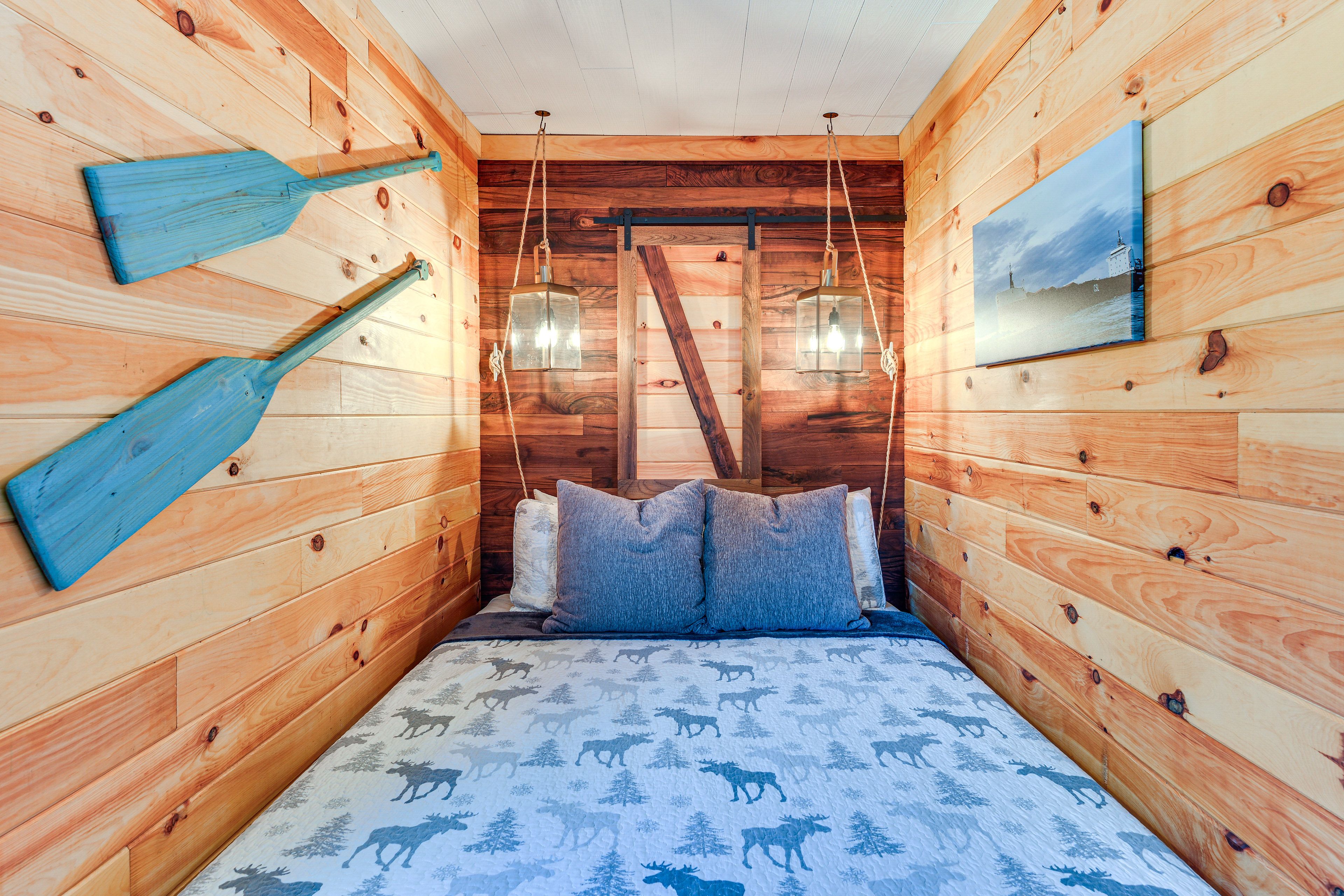 Bedroom 1 | Queen Bed